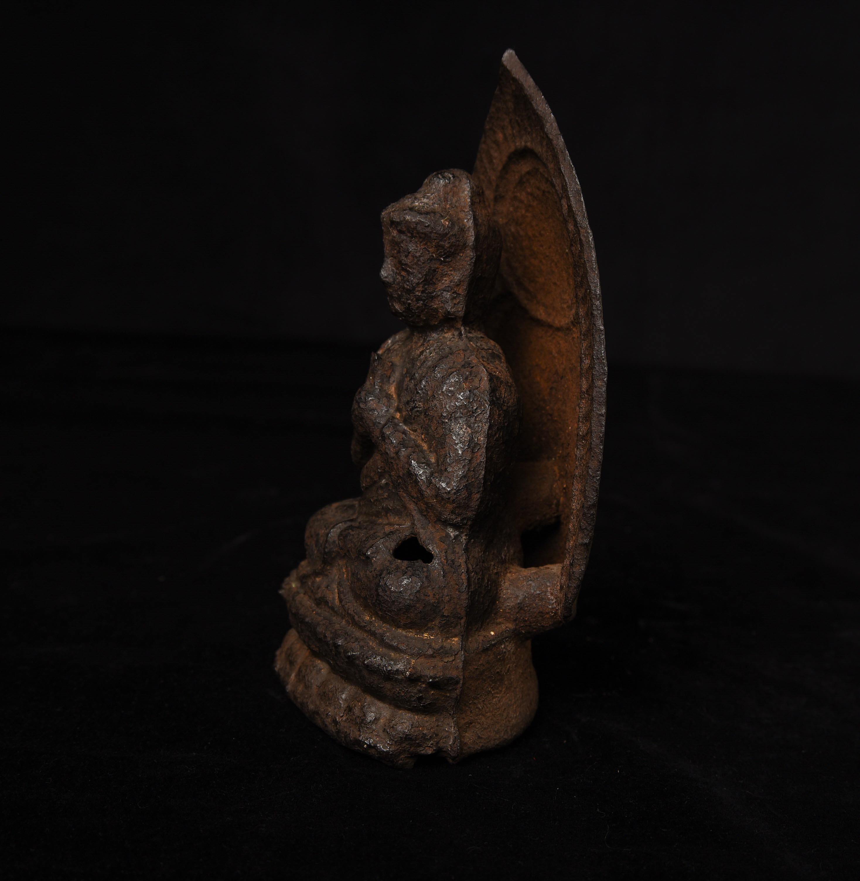 Très rare  Bouddha en fonte Yuan/début Ming avec mandorle intégrée. Bon état - En vente à Ukiah, CA