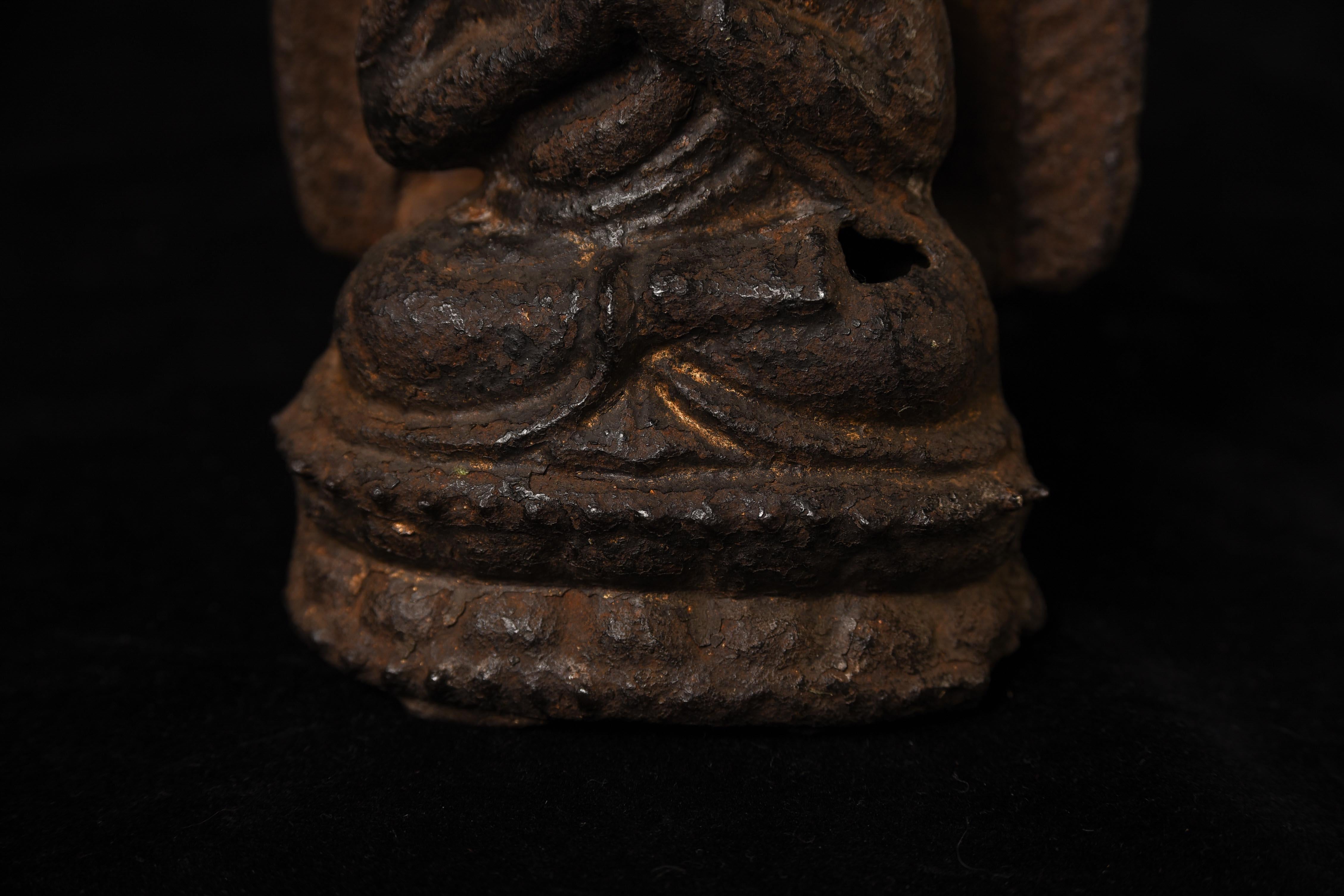 XVIIIe siècle et antérieur Très rare  Bouddha en fonte Yuan/début Ming avec mandorle intégrée. en vente