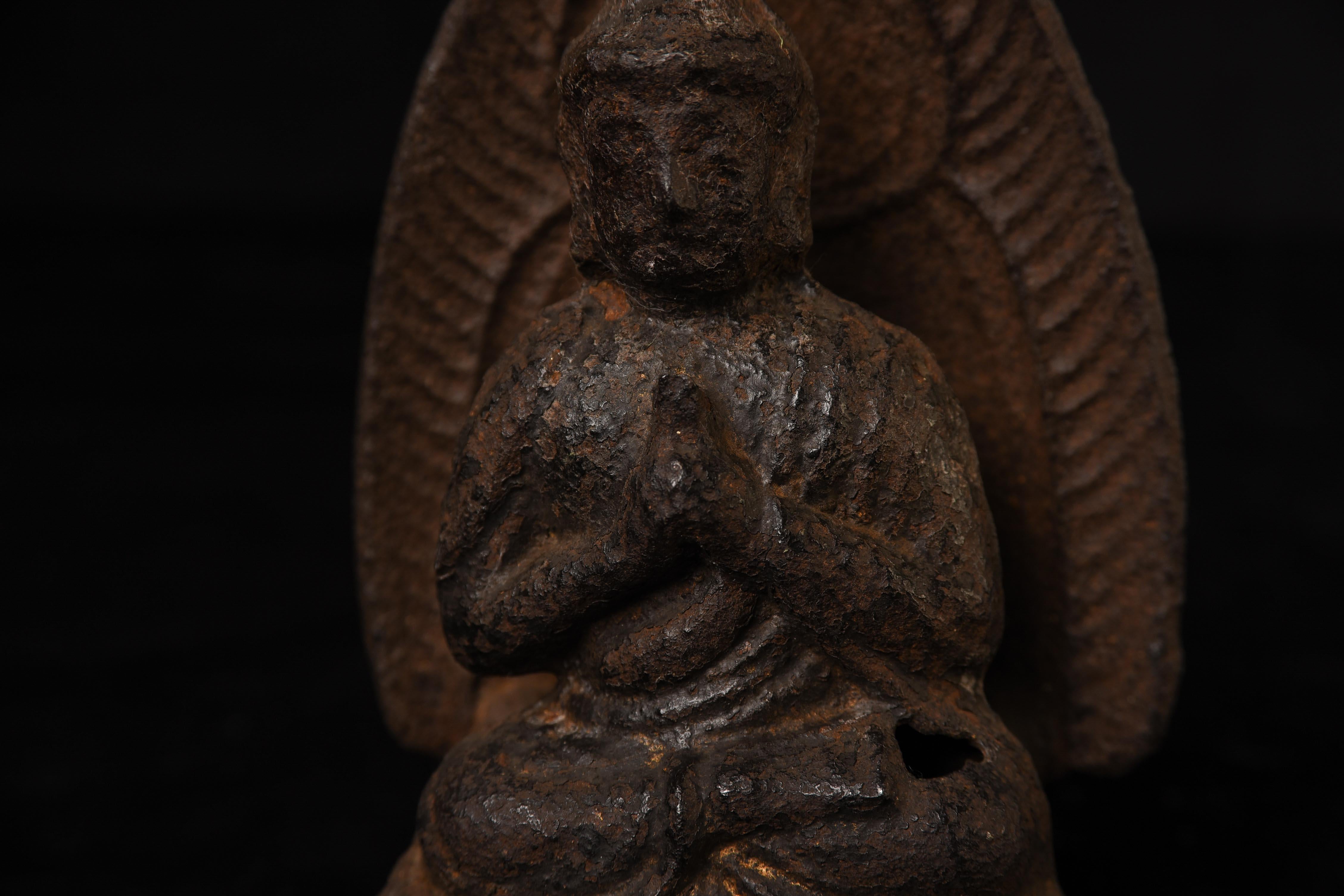 Fer Très rare  Bouddha en fonte Yuan/début Ming avec mandorle intégrée. en vente