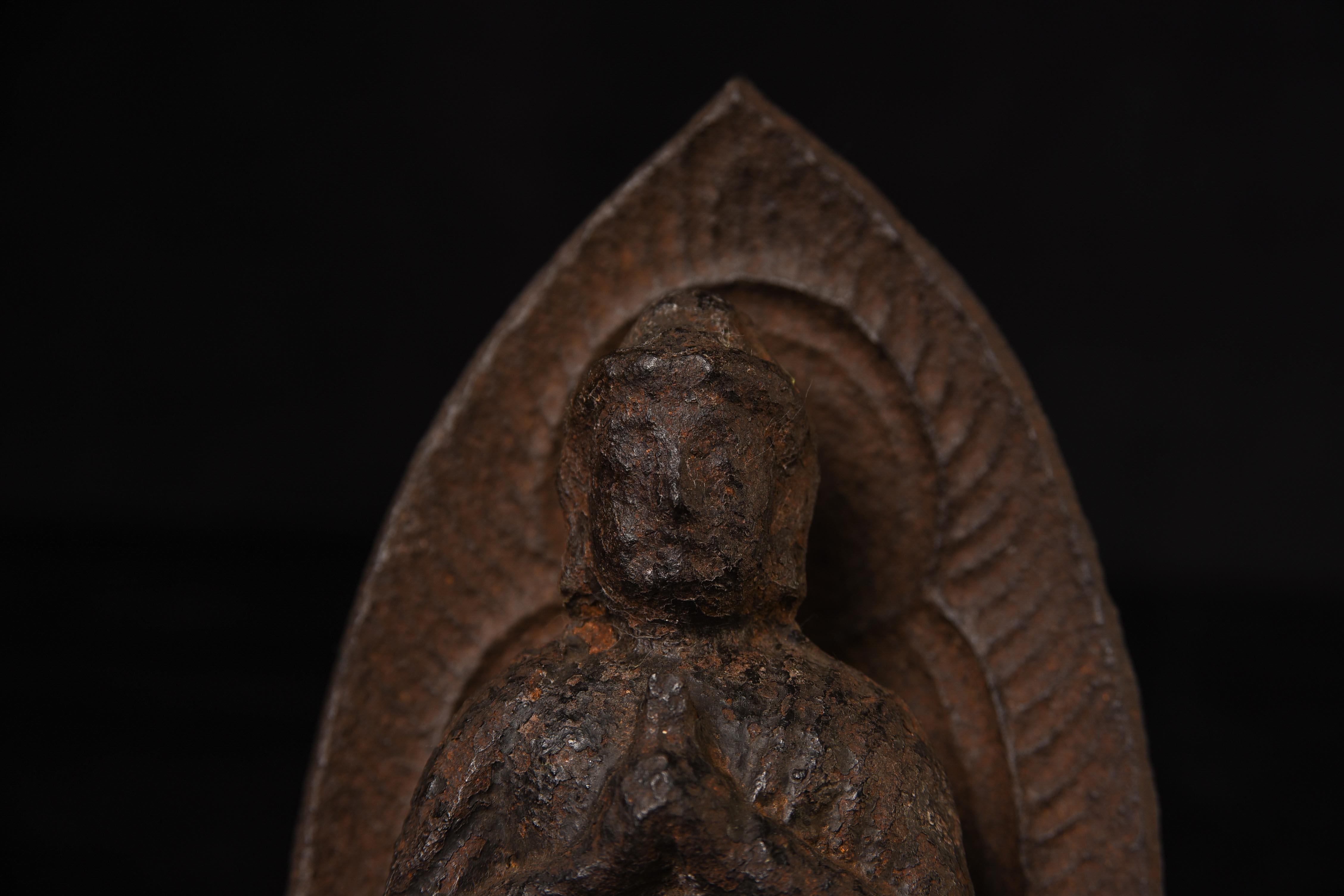 Sehr selten  Yuan/early Ming-Buddha aus Gusseisen mit integrierter mandorla- im Angebot 1