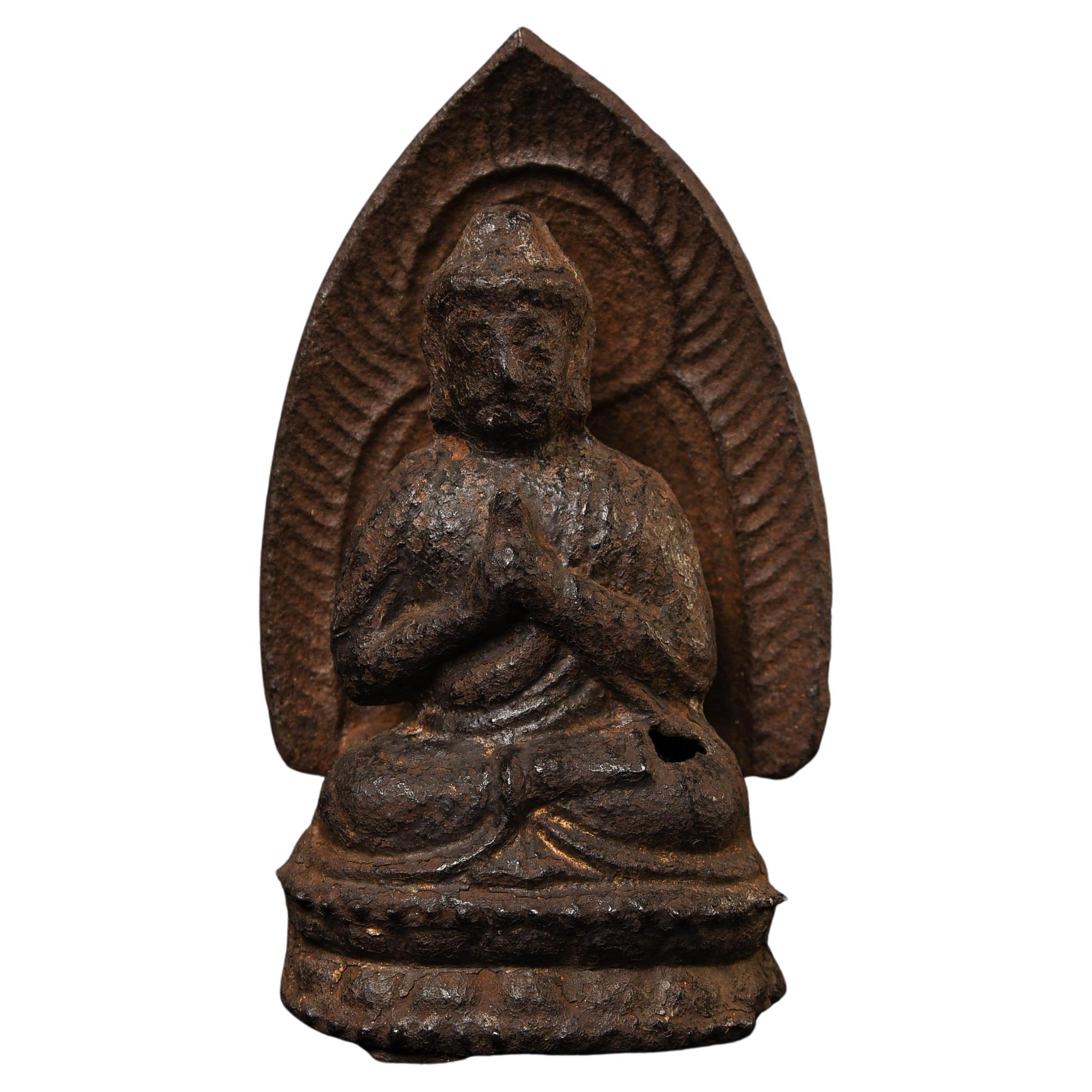Très rare  Bouddha en fonte Yuan/début Ming avec mandorle intégrée. en vente