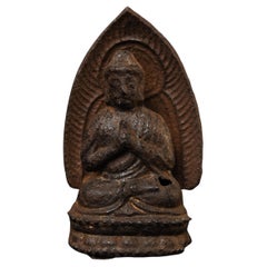 Très rare  Bouddha en fonte Yuan/début Ming avec mandorle intégrée.
