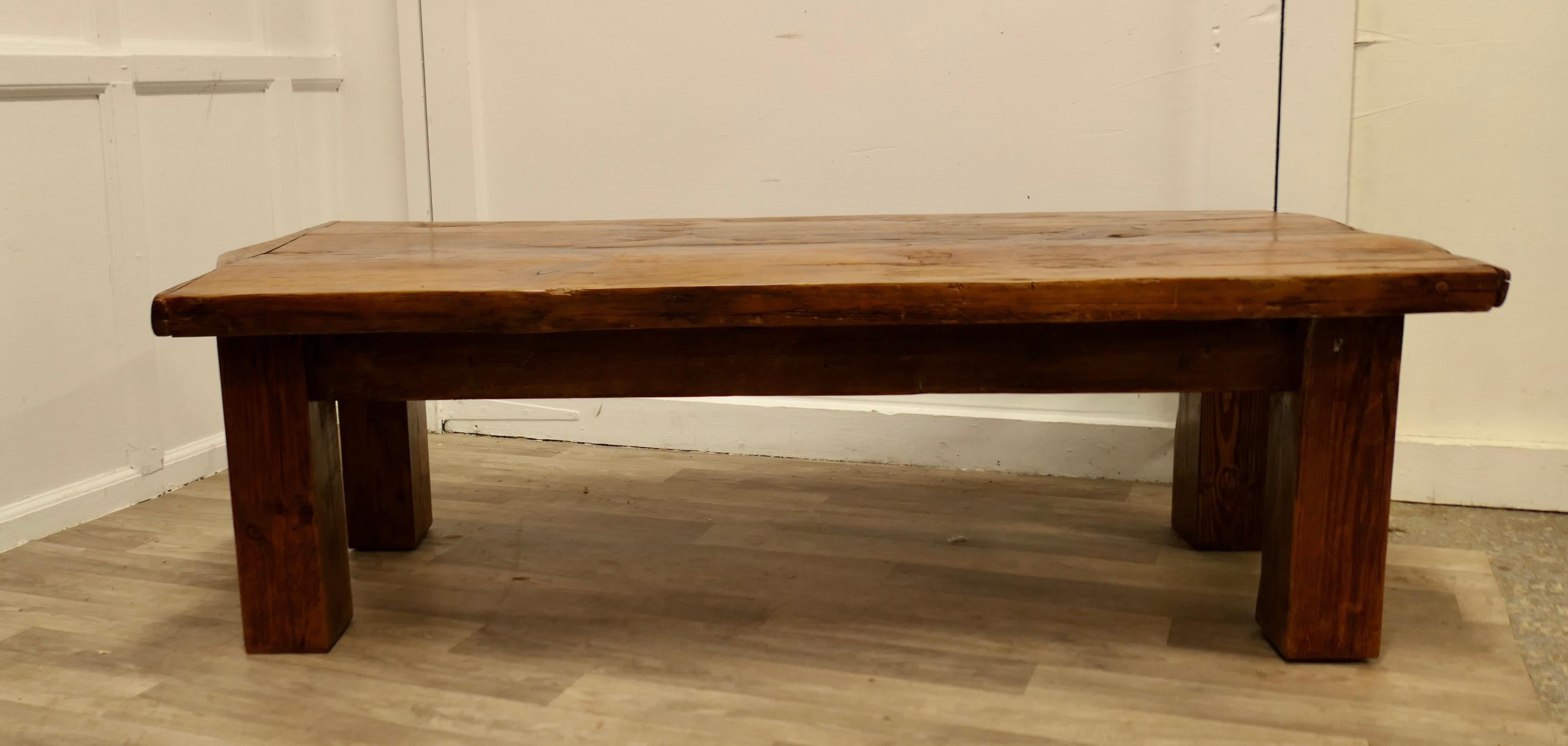 Table basse de ferme très rustique

Cette table basse rustique traditionnelle est dotée d'un très beau plateau à bords vifs et de tout le caractère que l'on peut souhaiter.
La table est fabriquée en pin avec un plateau en planches et des pieds