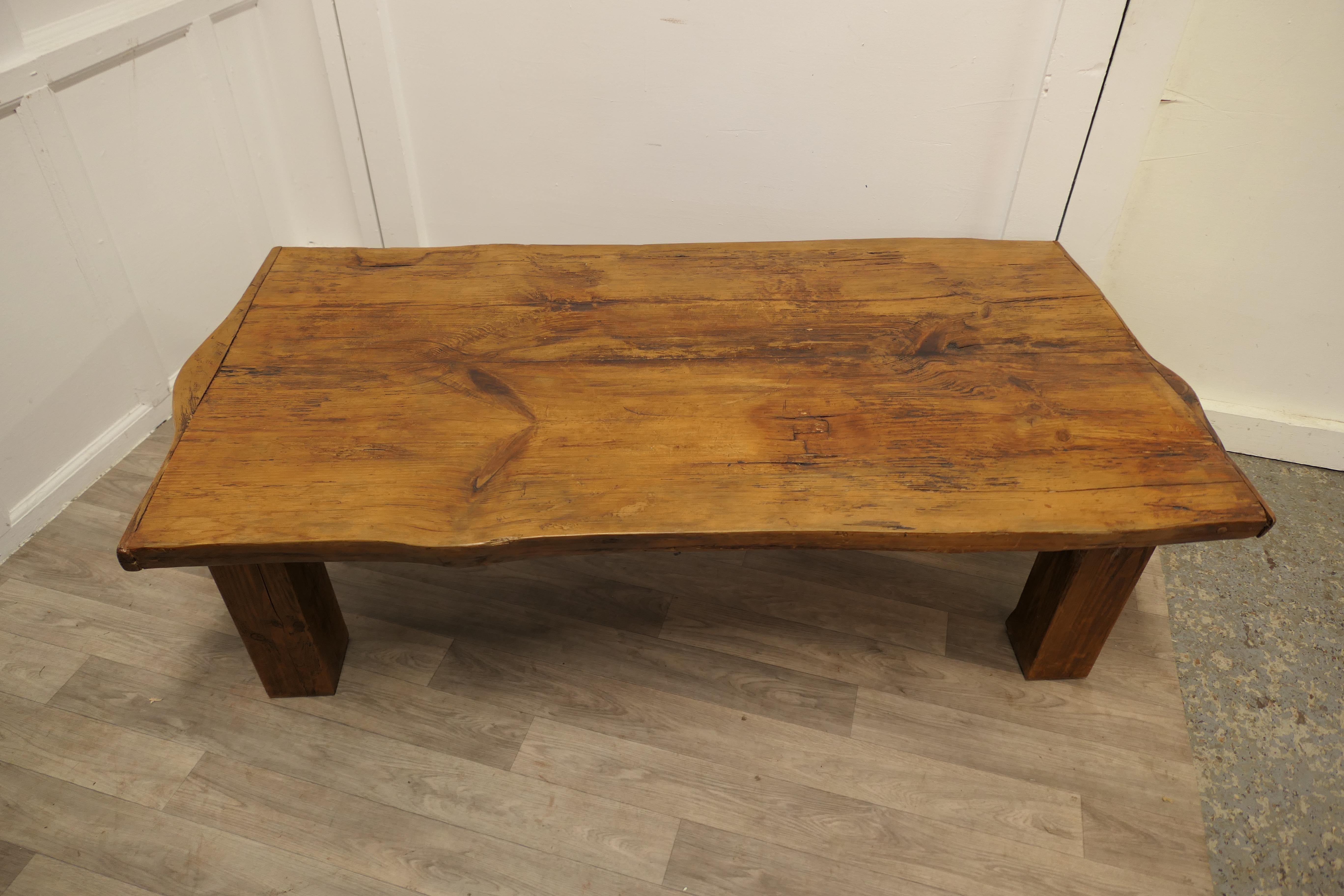 Pin Table basse de ferme très rustique en vente