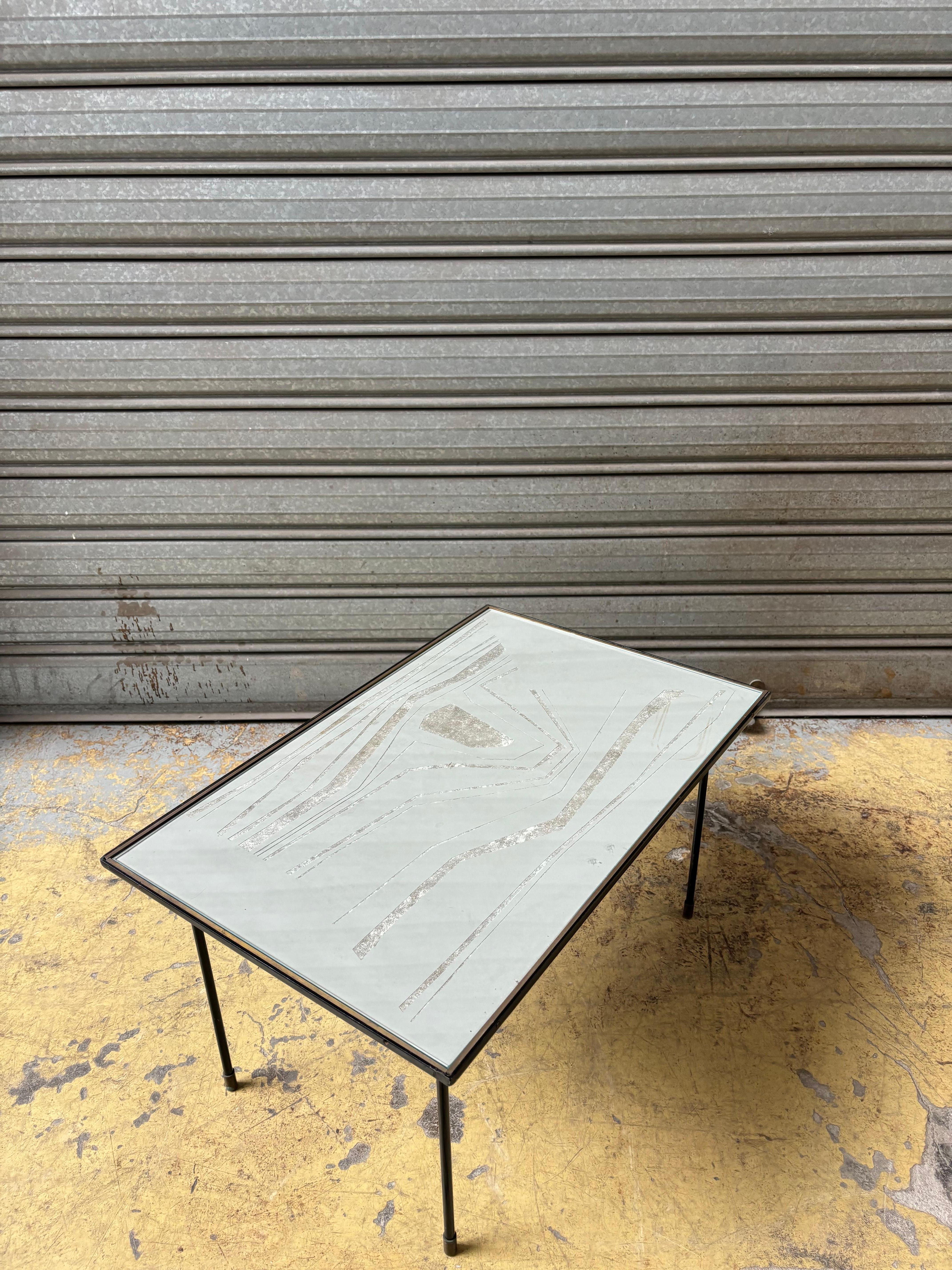 Table d'appoint. Ca. 1956. Fibrociment gravé, métal laqué, laiton.
Bibliographie:  - Philippe JOUSSE & Caroline MONDINEAU : Mathieu Matégot, Jousse Entreprise, 2003, Abb.192. - Patrick FAVARDIN: Mathieu Mategot, éditions Norma, Paris, 2014, Seite 99.