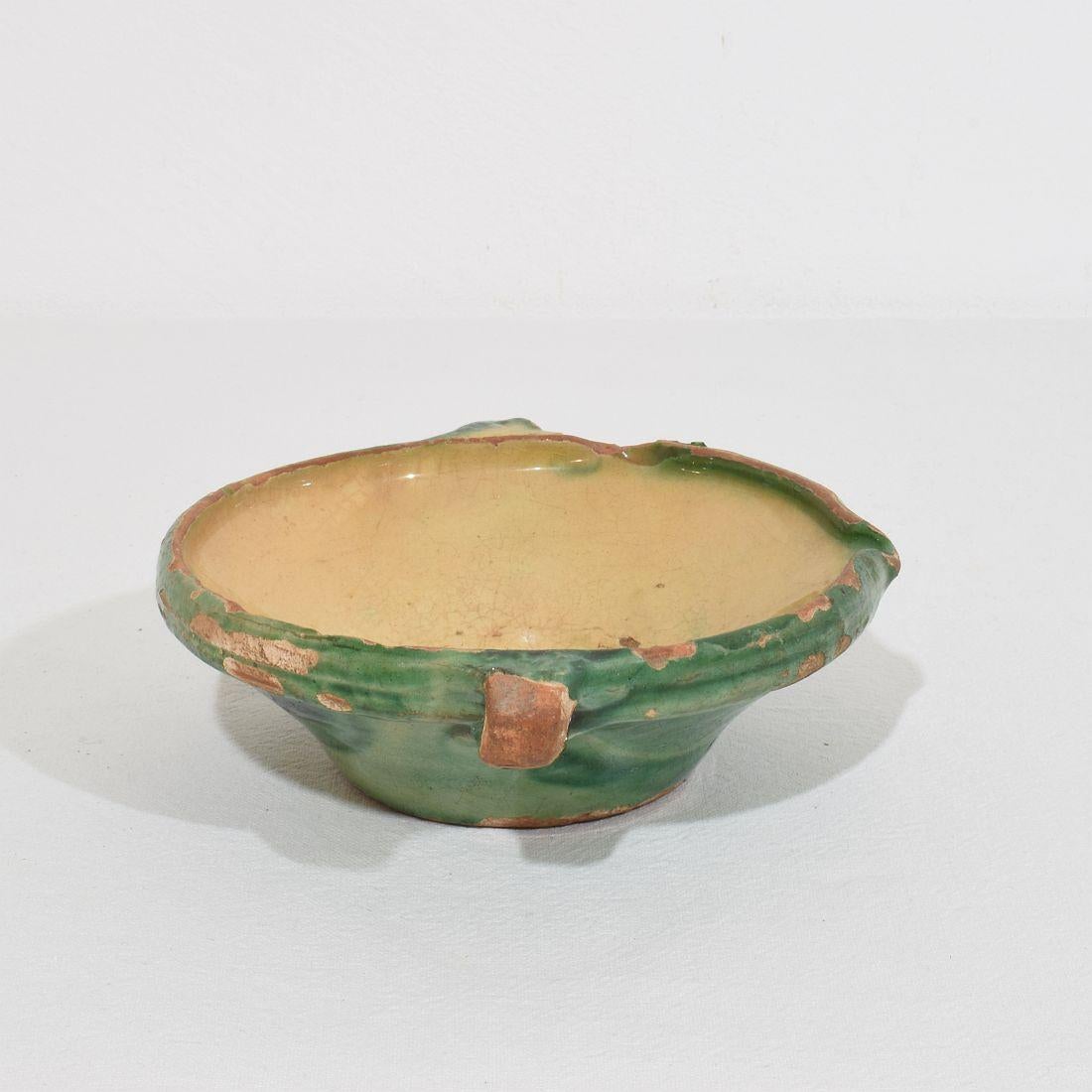 Très petit bol ou Tian français du 19ème siècle en terre cuite émaillée verte et jaune en vente 2