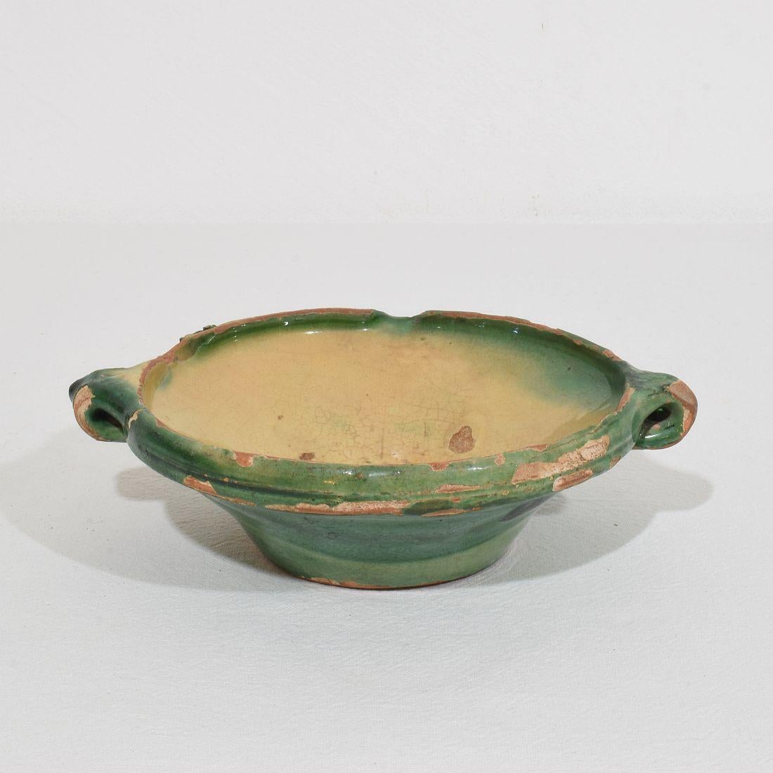Très petit bol ou tian en terre cuite à glaçure verte et jaune du 19e siècle en France en vente 2