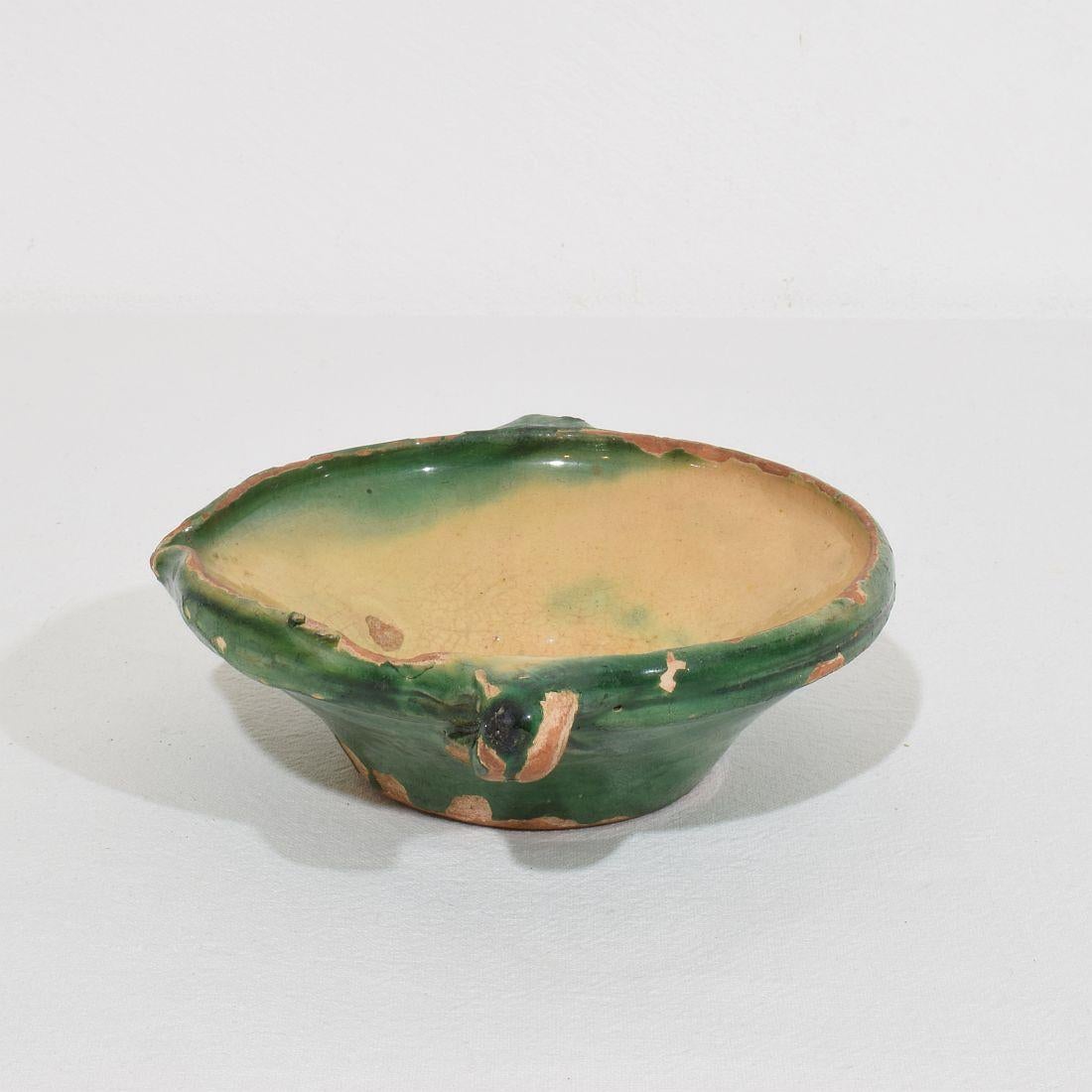 Très petit bol ou Tian français du 19ème siècle en terre cuite émaillée verte et jaune en vente 4