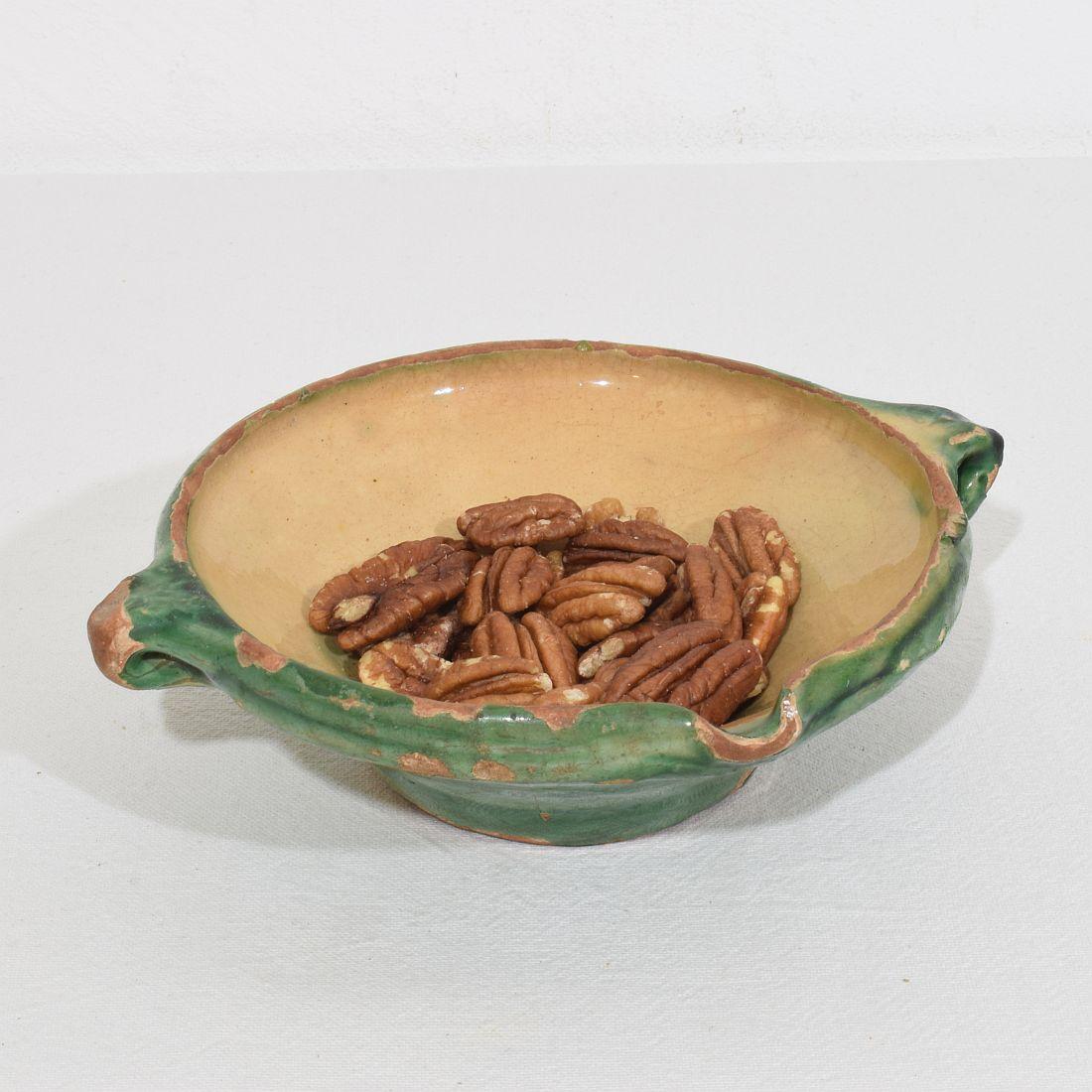 Belle pièce de poterie de Provence, usée par les intempéries. Superbe couleur et petite taille rare.
Il est très agréable de l'utiliser comme pièce de service.
France, vers 1850
Bon état mais altéré.