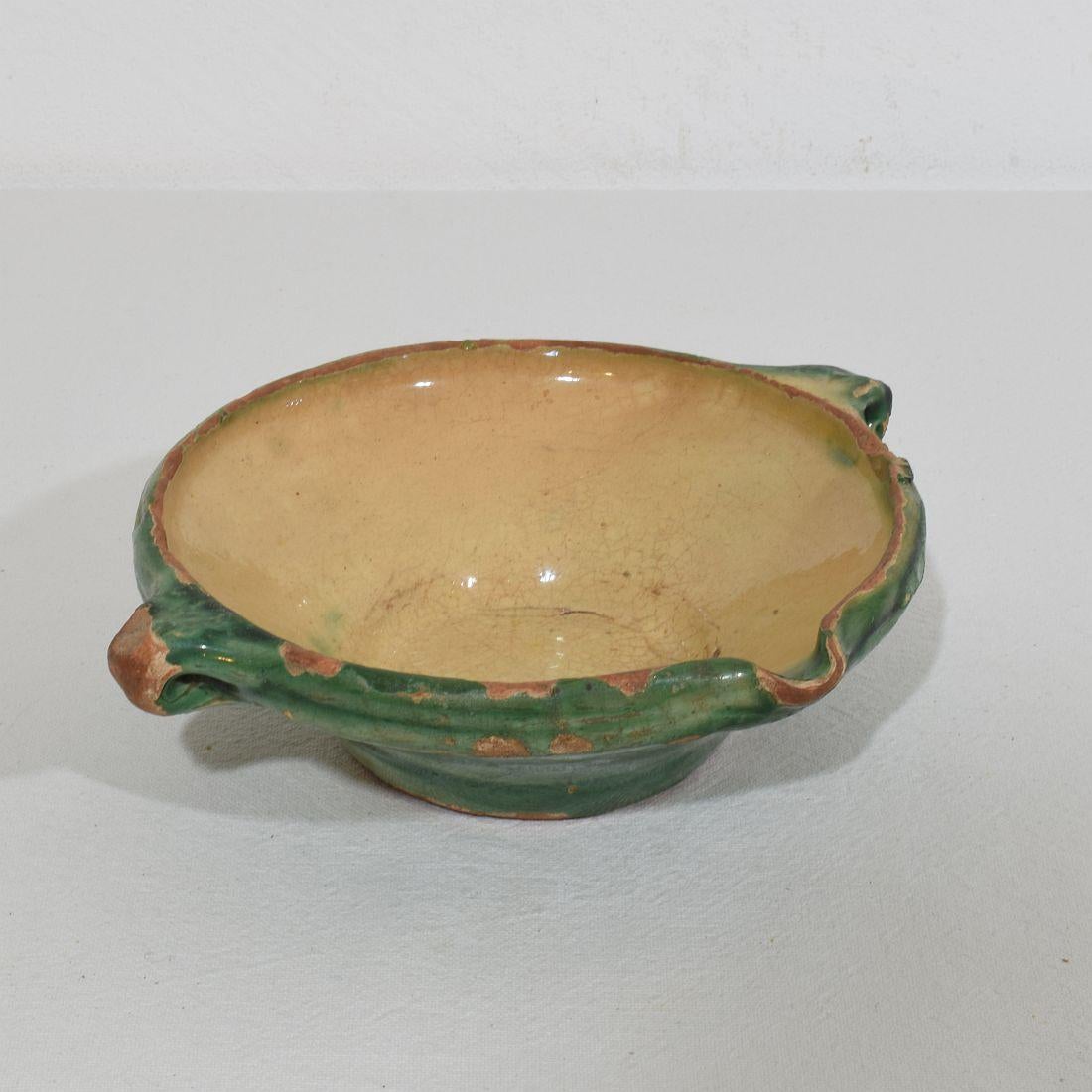 Vernissé Très petit bol ou Tian français du 19ème siècle en terre cuite émaillée verte et jaune en vente