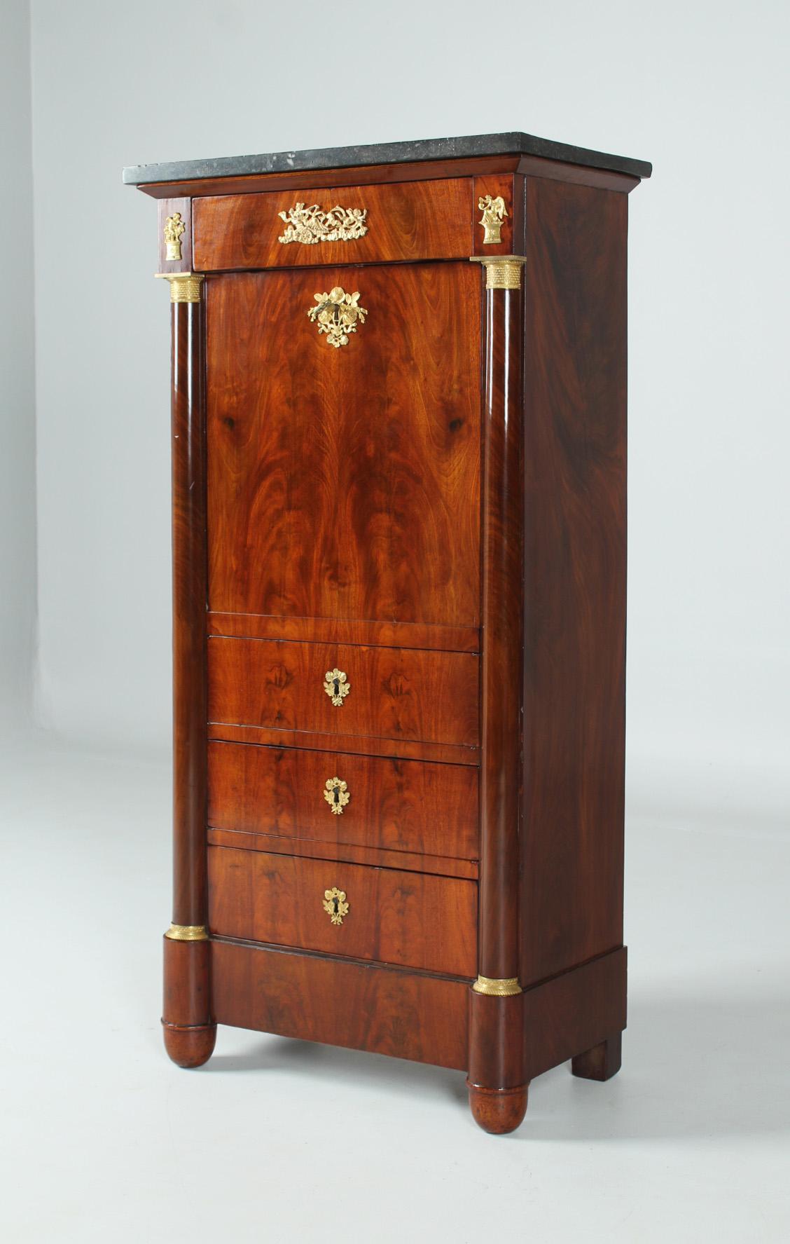 Small antique Empire secretary with fire-gilt fittings

France
Mahogany
Empire around 1810

Dimensions: H x W x D: 132 x 65 x 37 cm

Description:
Exceptional small secretary of the French Empire. Mahogany veneered on oak.
The measurements are taken