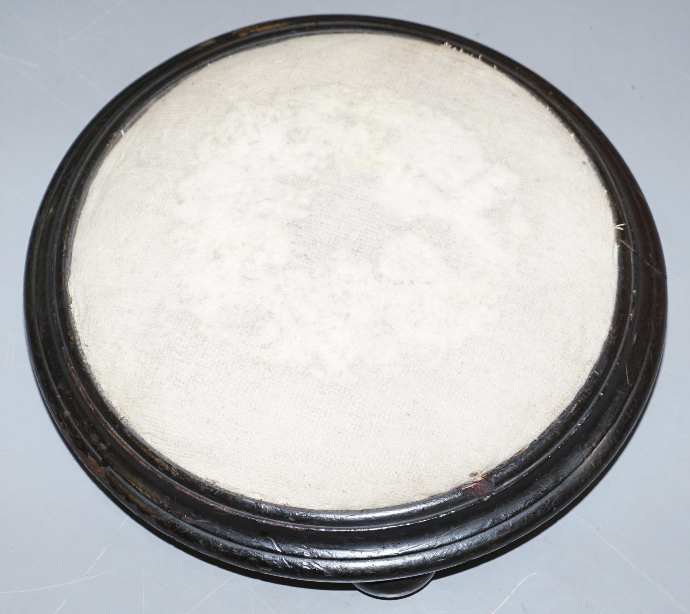 Fait main Très petit pouf géorgien vers 1800 Cadre rond en bois dur Tissu original en vente