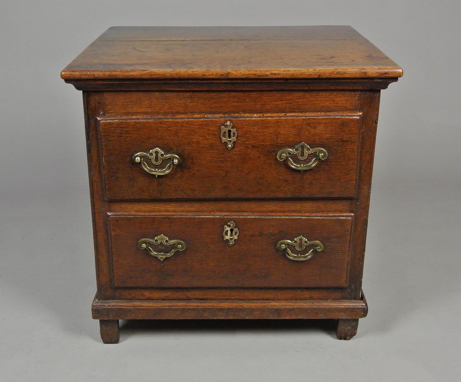 Very Small Oak and Elm George II Chest of Drawers c. 1740 In Good Condition For Sale In Heathfield, GB