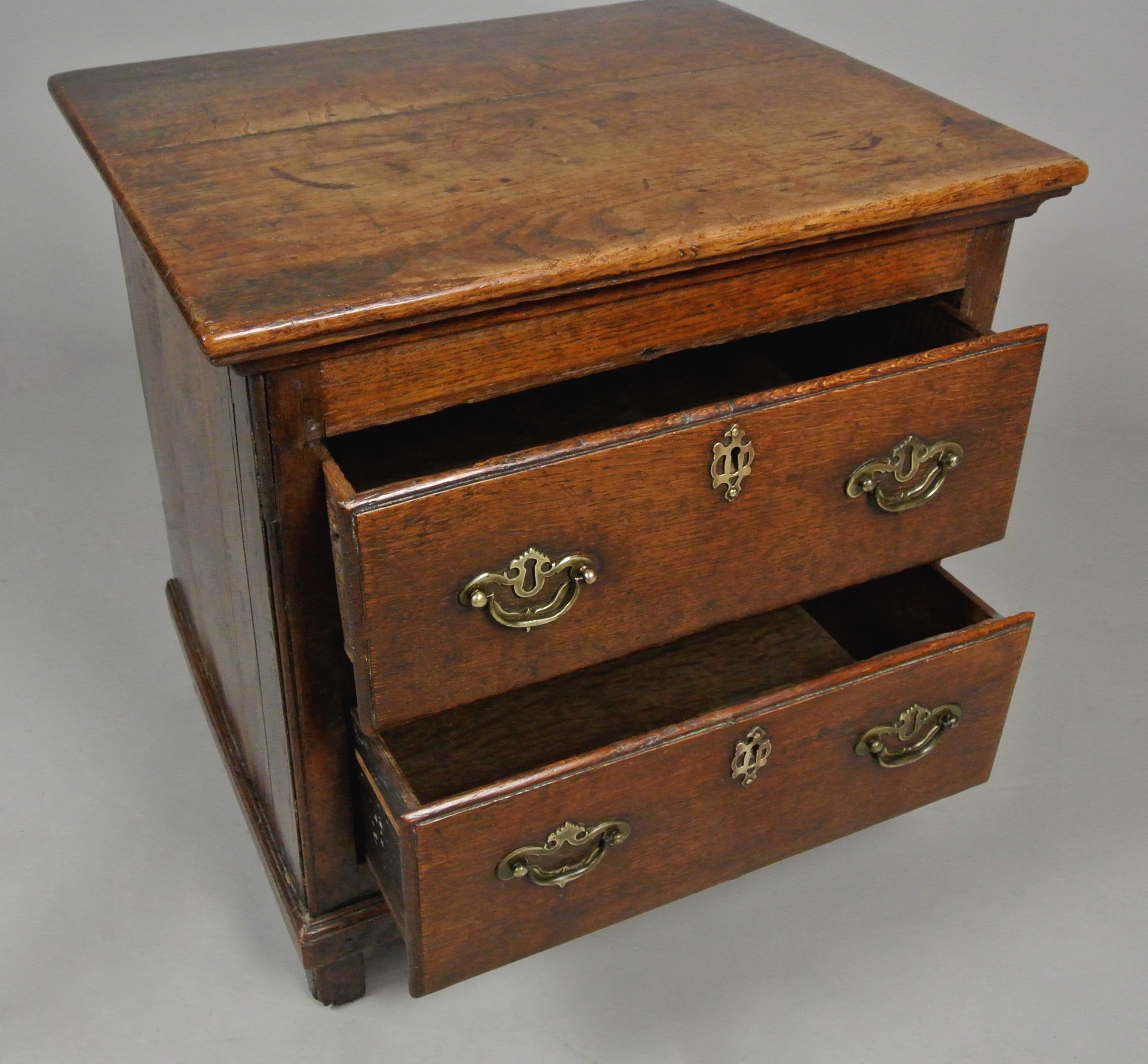 Very Small Oak and Elm George II Chest of Drawers c. 1740 For Sale 1