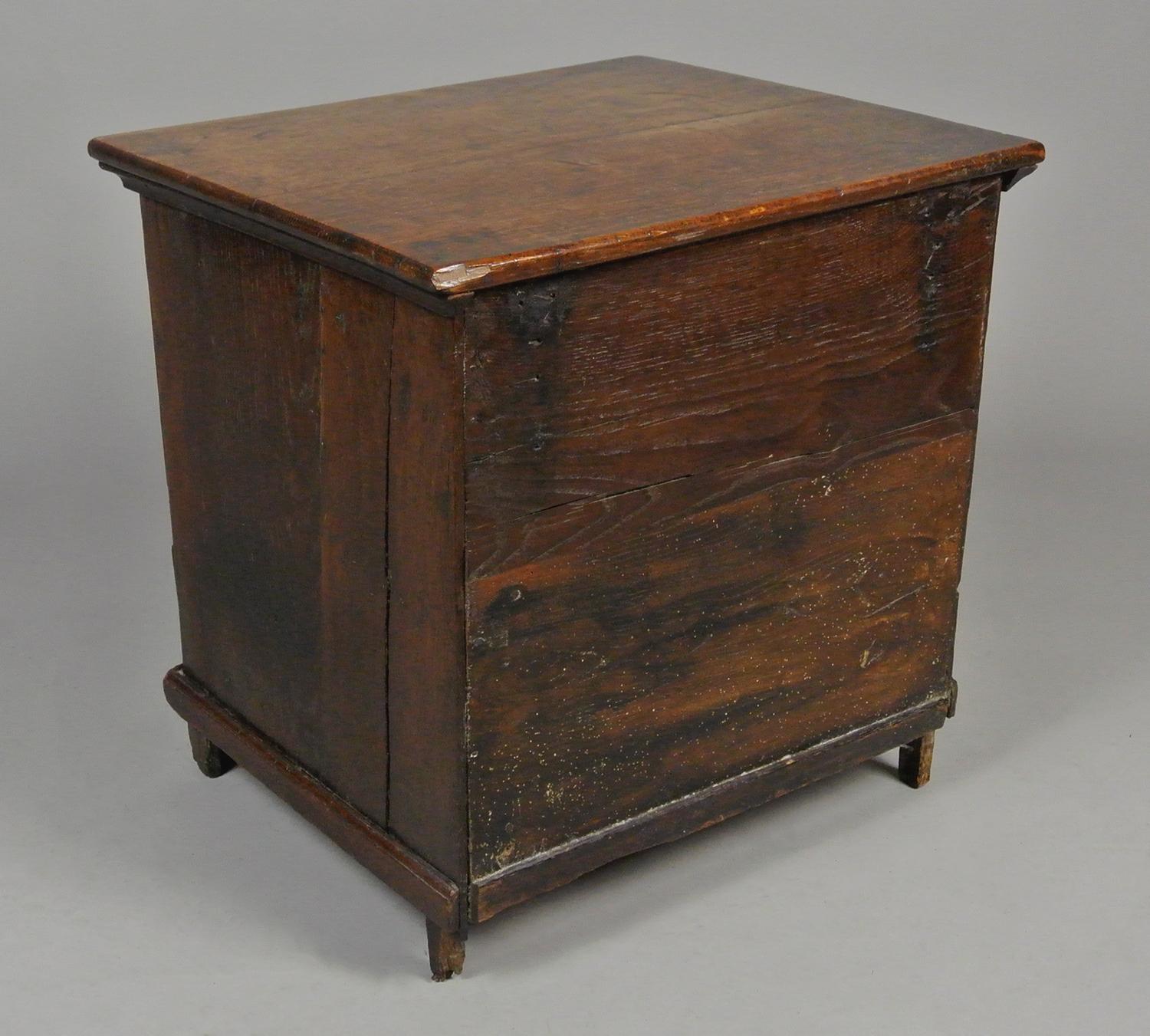 Very Small Oak and Elm George II Chest of Drawers c. 1740 For Sale 2