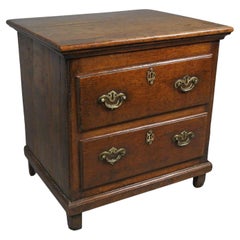 Très petite commode George II en chêne et orme, vers 1740