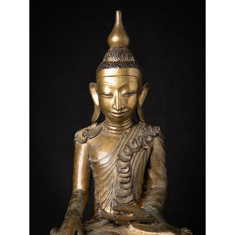 Material: bronze
50 cm high 
37,5 cm wide and 22 cm deep
Weight: 9.122 kgs
With traces of 24 krt. gilding
Shan (Tai Yai) style
Bhumisparsha mudra
Originating from Burma
18th century
With Burmese inscriptions in the base
Very nicely draped