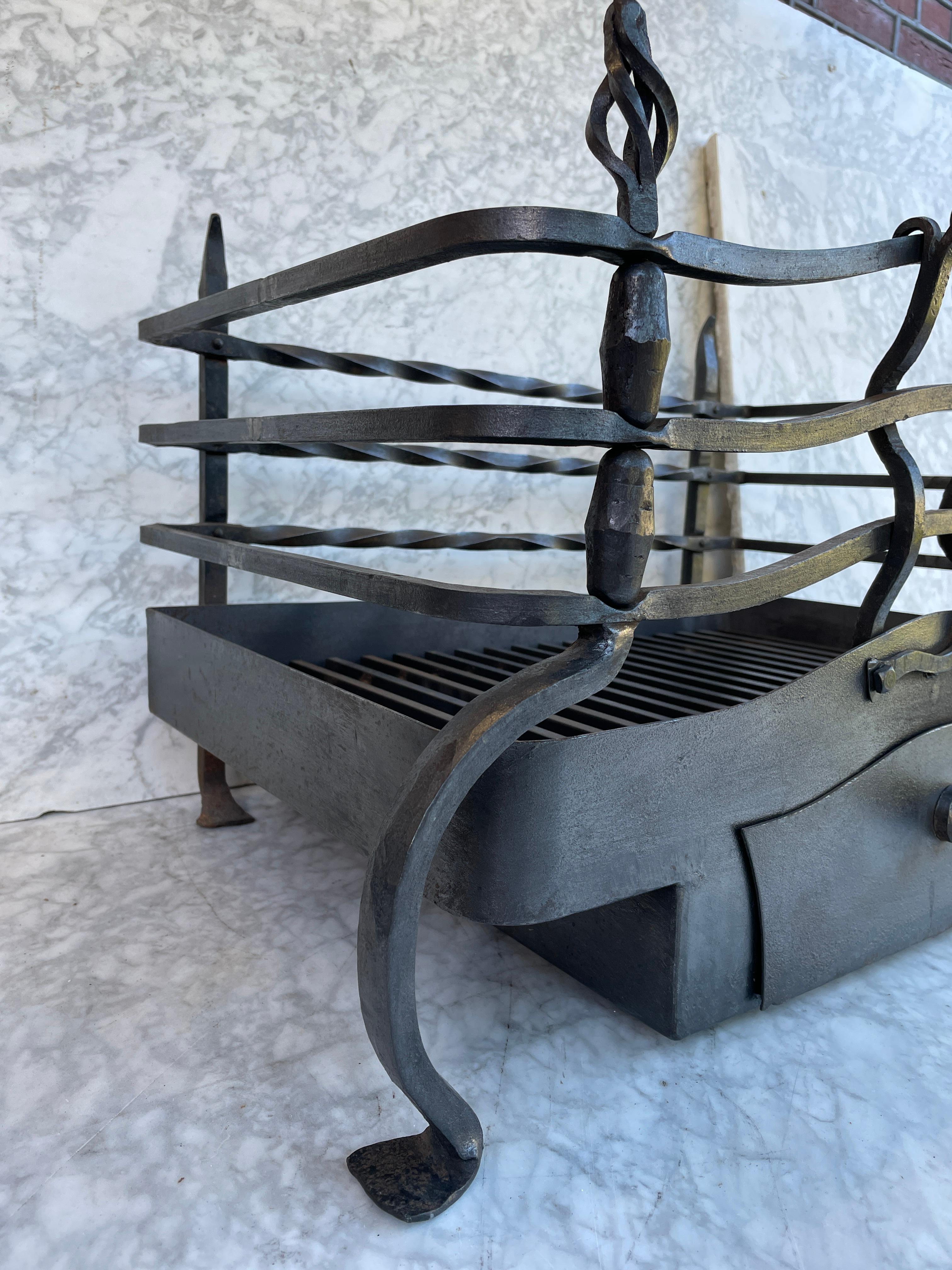 Rejilla o cesta de chimenea antigua muy especial del movimiento Arts and Craft en Bueno estado para la venta en Oostvoorne, NL