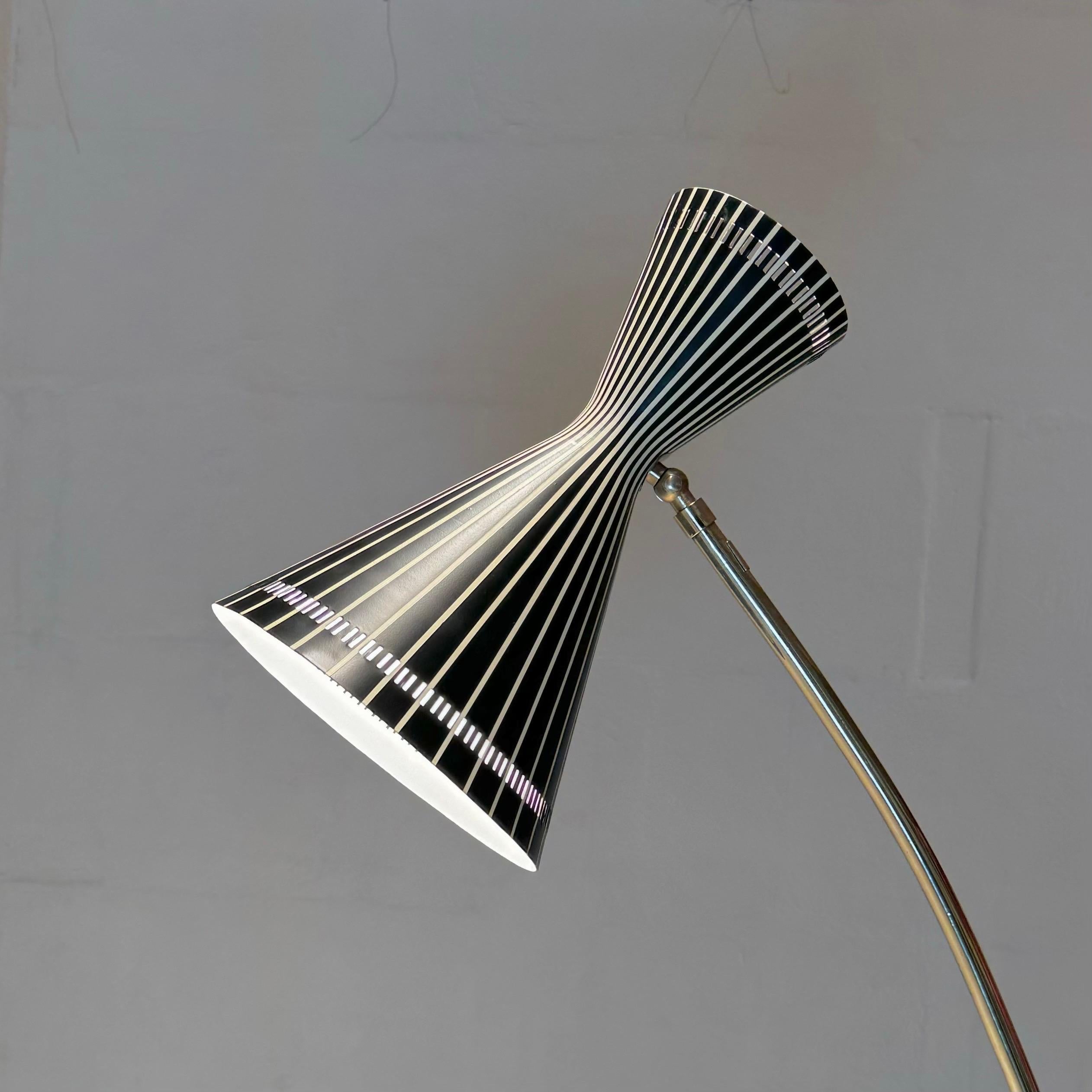 Lampadaire en laiton massif avec abat-jour en forme de diabolo en laque ivoire et noire.

Elegant, sophistiqué et extrêmement rare, ce modèle de patte d'oie a été conçu par le célèbre fabricant Kalmar, situé à Vienne, en Autriche. 

Kalmar lighting