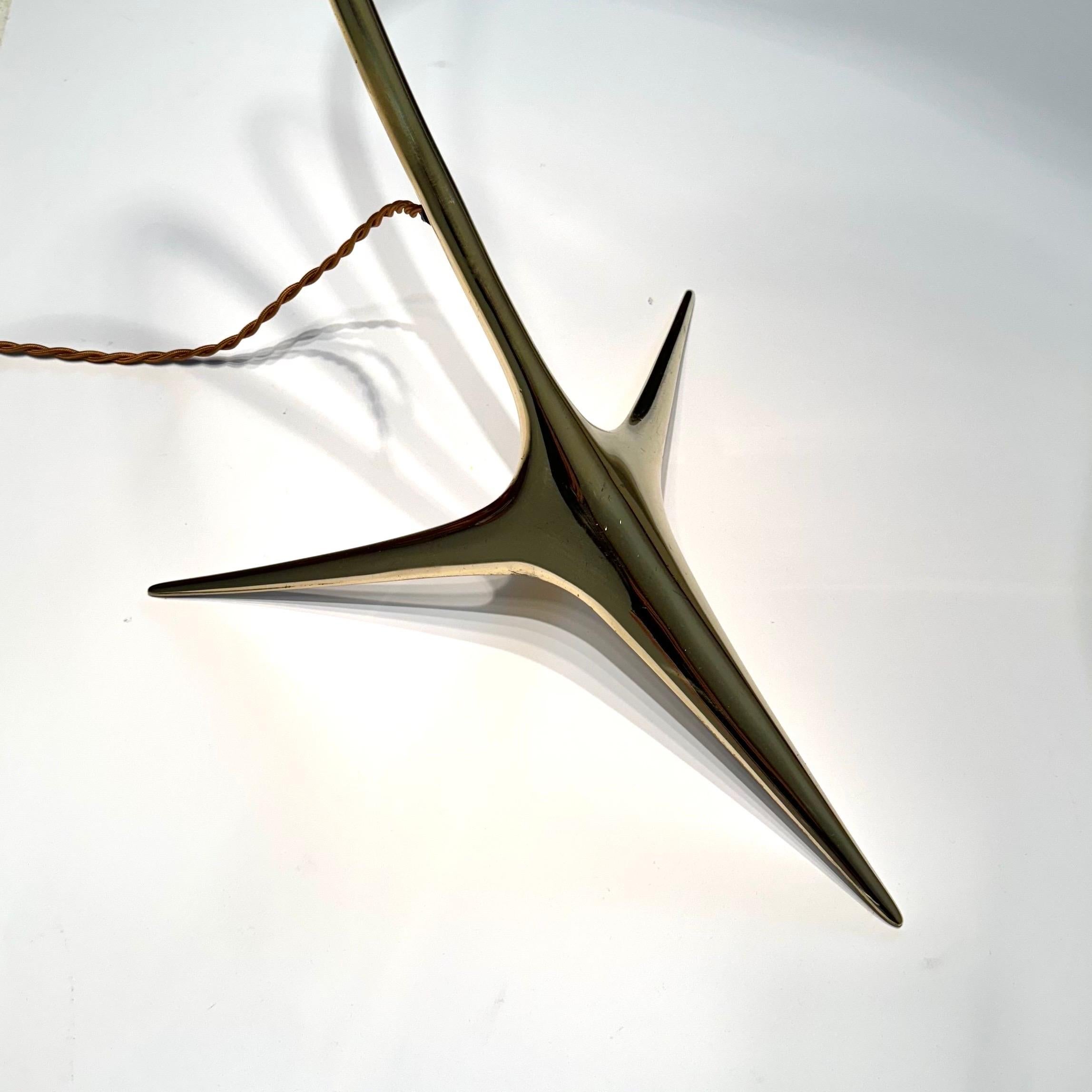 Mid-Century Modern Lampadaire en laiton très spécial fabriqué par Kalmar, Autriche, années 1950. en vente