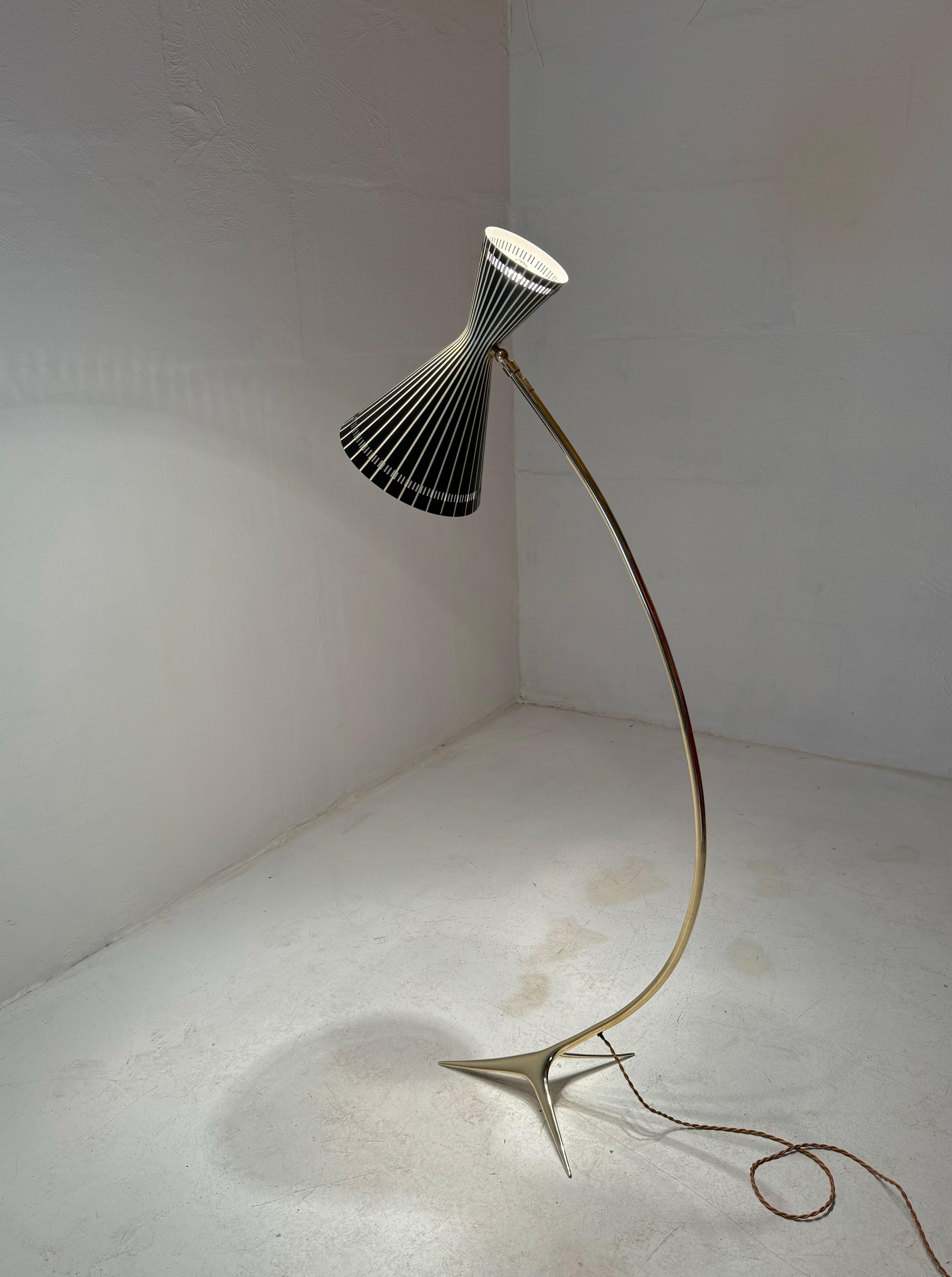 Autrichien Lampadaire en laiton très spécial fabriqué par Kalmar, Autriche, années 1950. en vente