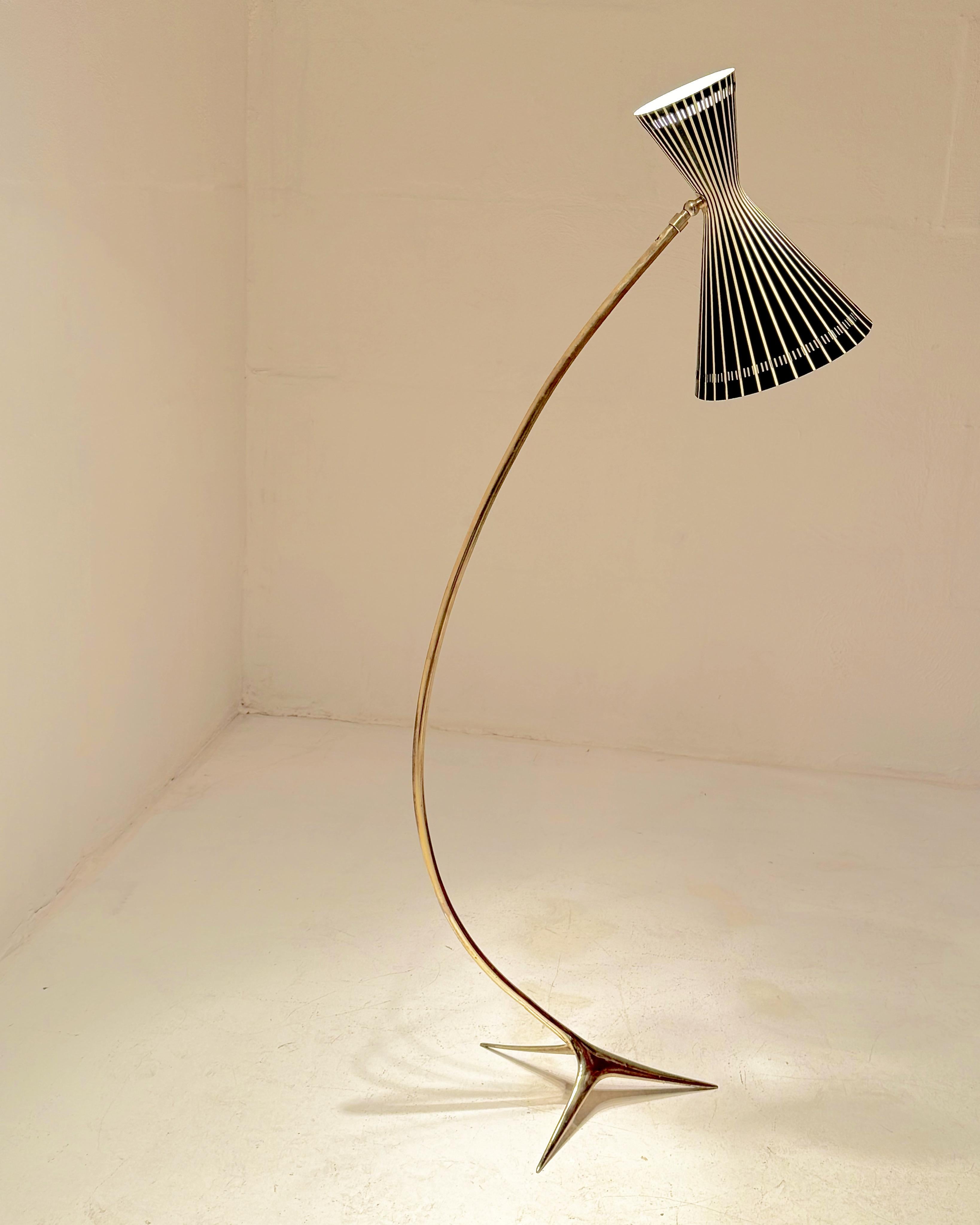 Lampadaire en laiton très spécial fabriqué par Kalmar, Autriche, années 1950. Bon état - En vente à Haderslev, DK