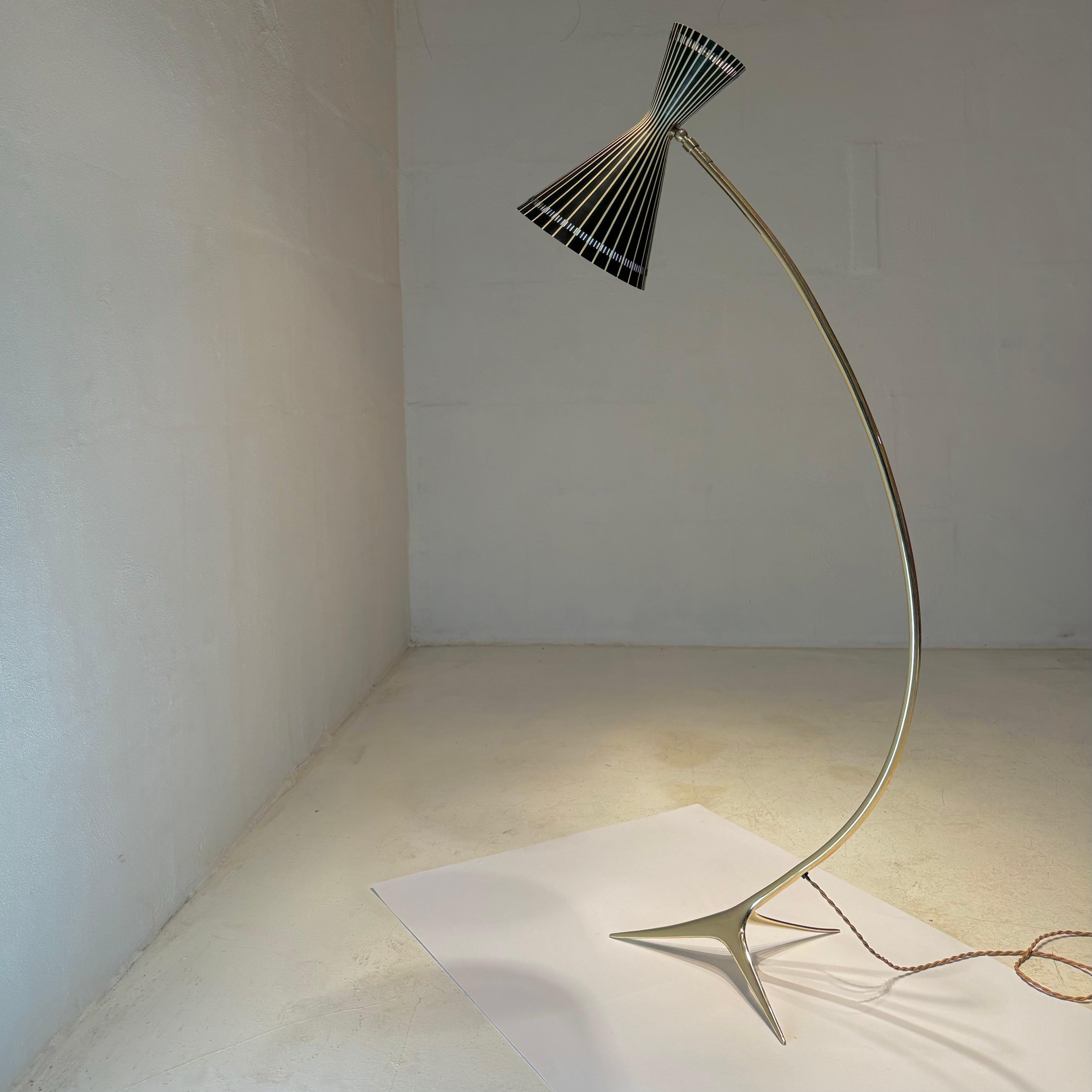 Milieu du XXe siècle Lampadaire en laiton très spécial fabriqué par Kalmar, Autriche, années 1950. en vente