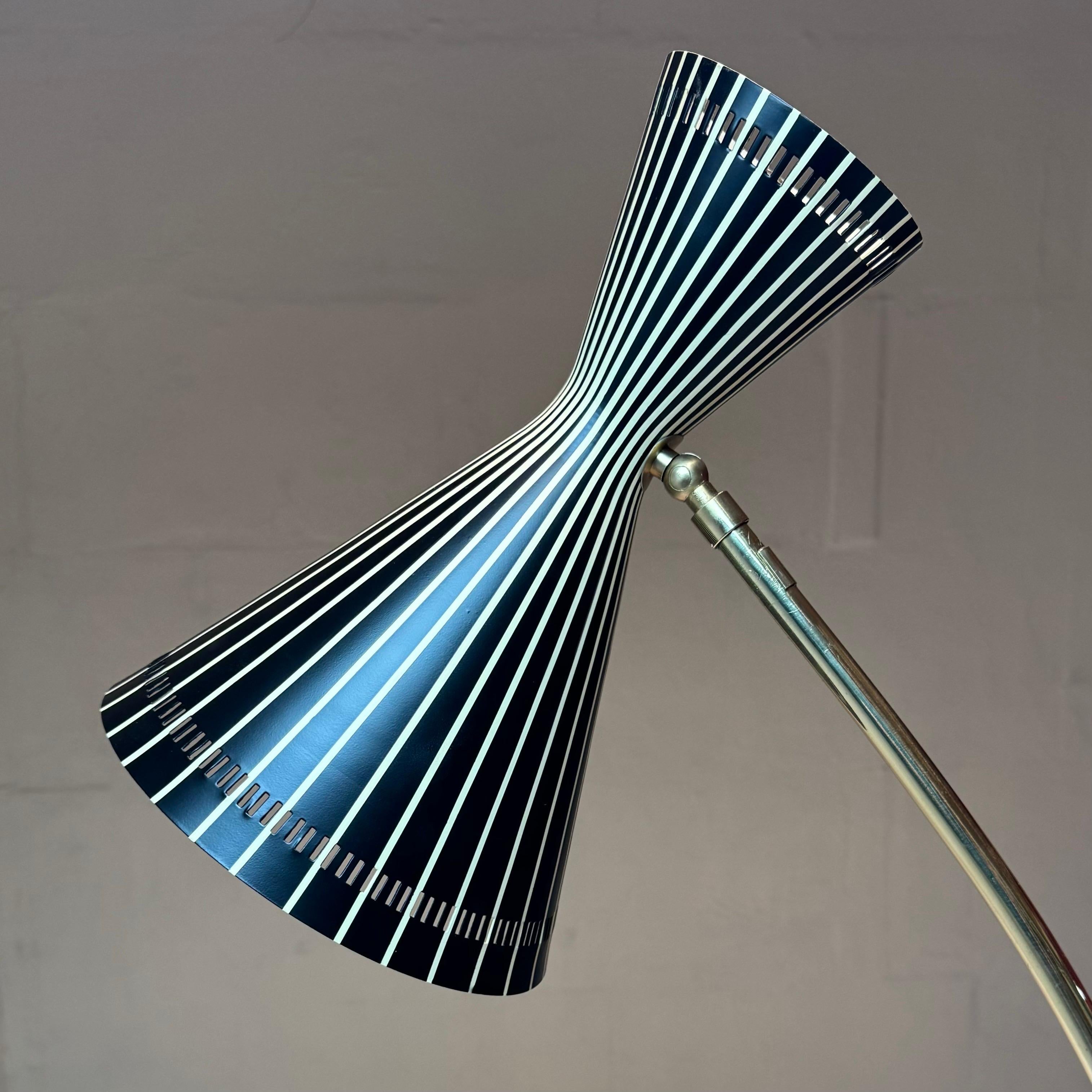 Laiton Lampadaire en laiton très spécial fabriqué par Kalmar, Autriche, années 1950. en vente