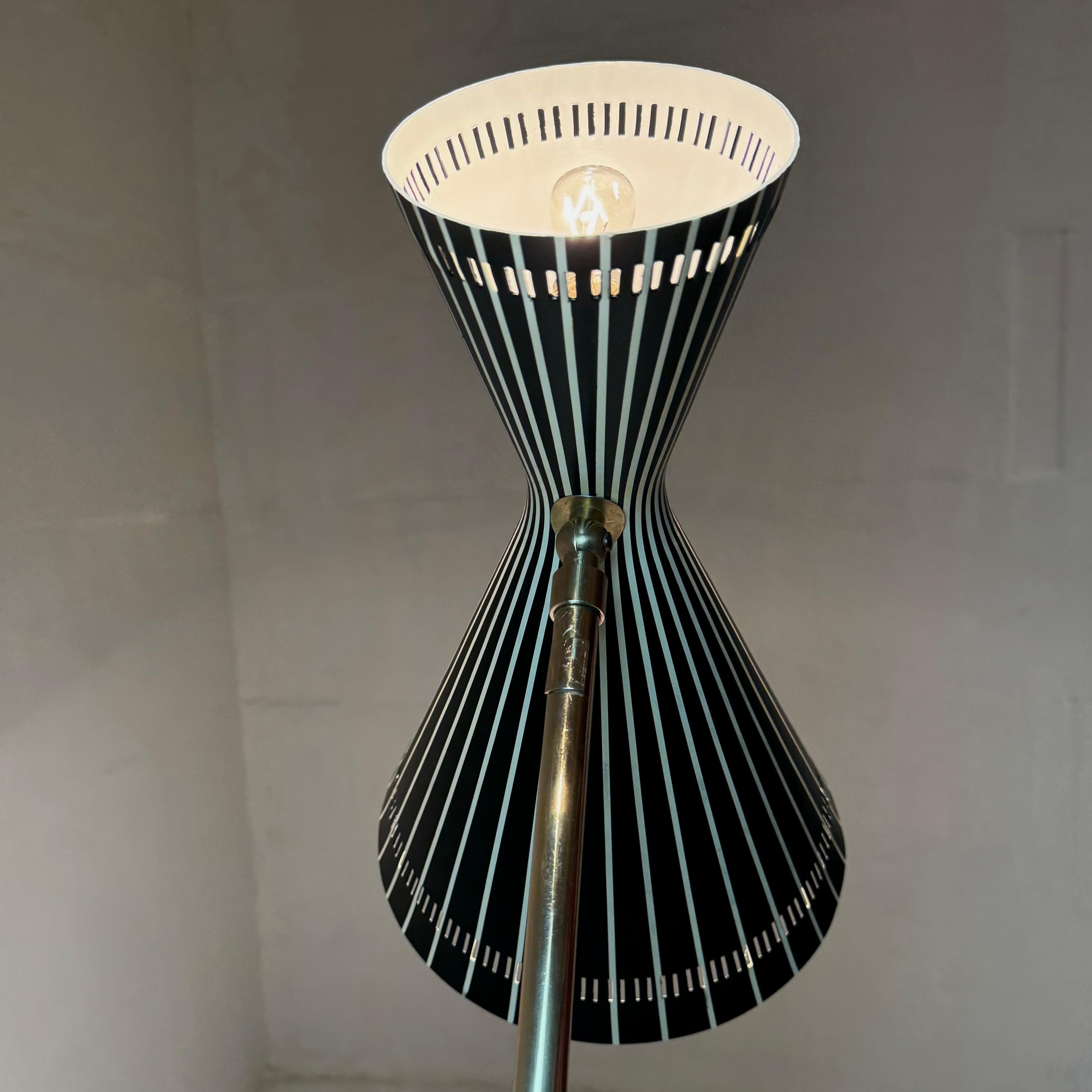 Lampadaire en laiton très spécial fabriqué par Kalmar, Autriche, années 1950. en vente 1