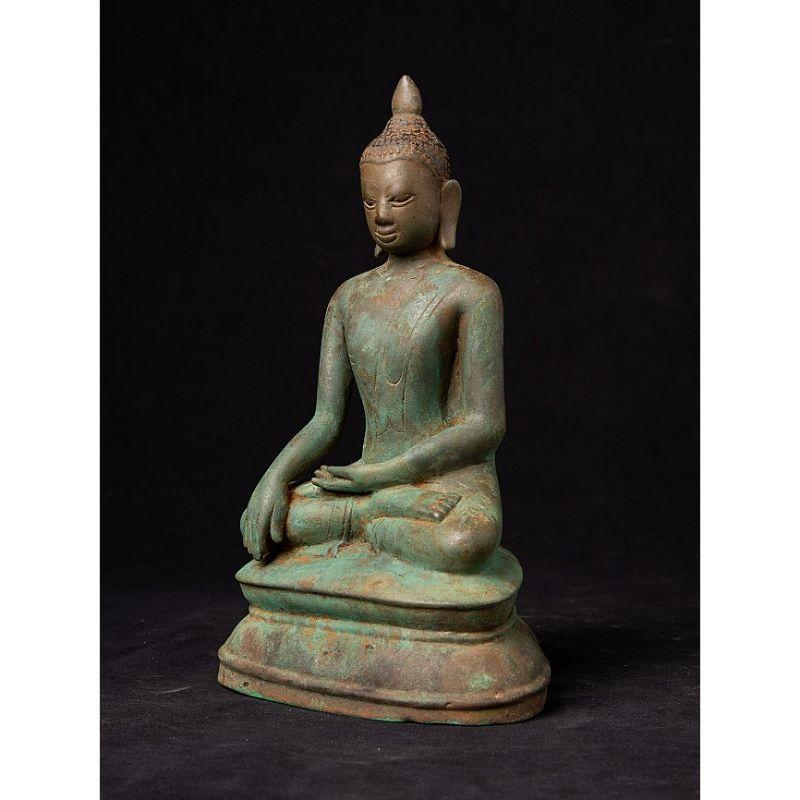 Cette statue de Bouddha en bronze antique est une pièce de collection vraiment unique et spéciale. D'une hauteur de 23,2 cm, d'une largeur de 14,3 cm et d'une profondeur de 8,8 cm, elle est en bronze et de style Arakan, représentant le mudra