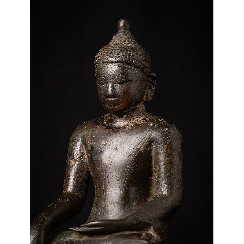 Eine ganz besondere burmesische Buddha-Statue aus Bronze aus Burma im Angebot 4