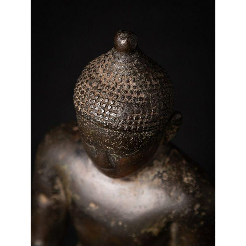 Eine ganz besondere burmesische Buddha-Statue aus Bronze aus Burma im Angebot 7