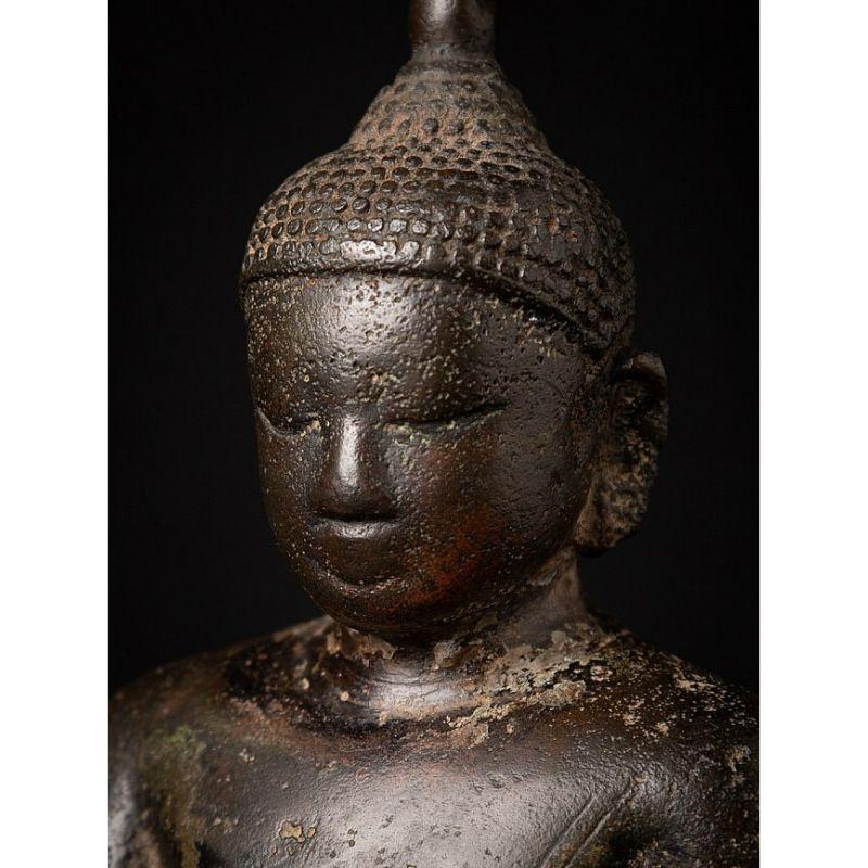 Eine ganz besondere burmesische Buddha-Statue aus Bronze aus Burma im Angebot 8