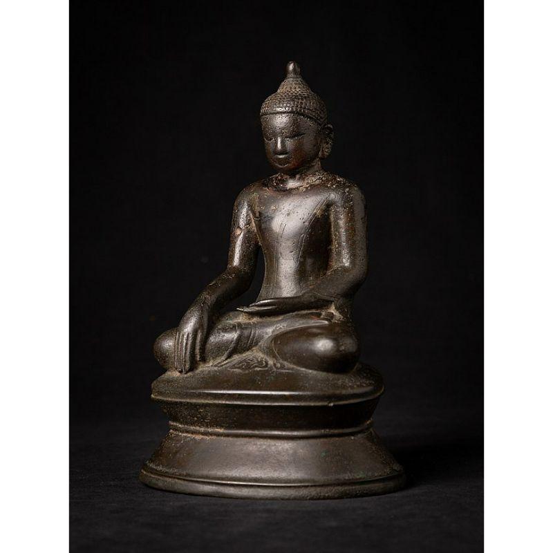 MATERIAL: Bronze
24 cm hoch 
15,5 cm breit und 12 cm tief
Gewicht: 1.911 kg
Ava Stil
Bhumisparsha Mudra
Mit Ursprung in Birma
15-16. Jahrhundert
In sehr gutem Zustand - keine Risse oder Restaurierung !
Frühe Ava-Periode - wird auch als 'Späte