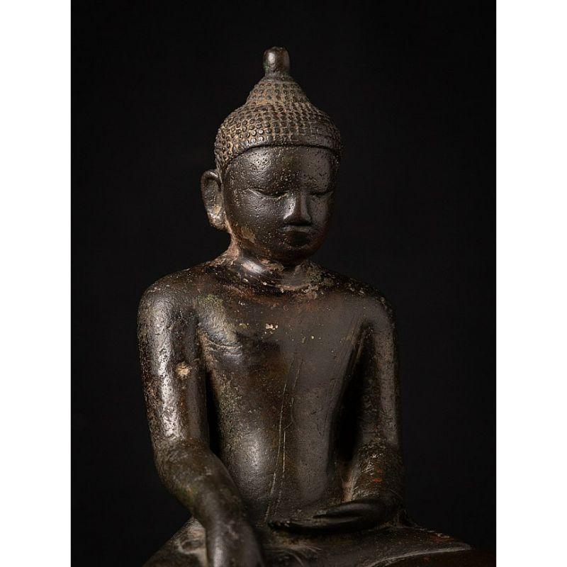 Eine ganz besondere burmesische Buddha-Statue aus Bronze aus Burma (18. Jahrhundert und früher) im Angebot