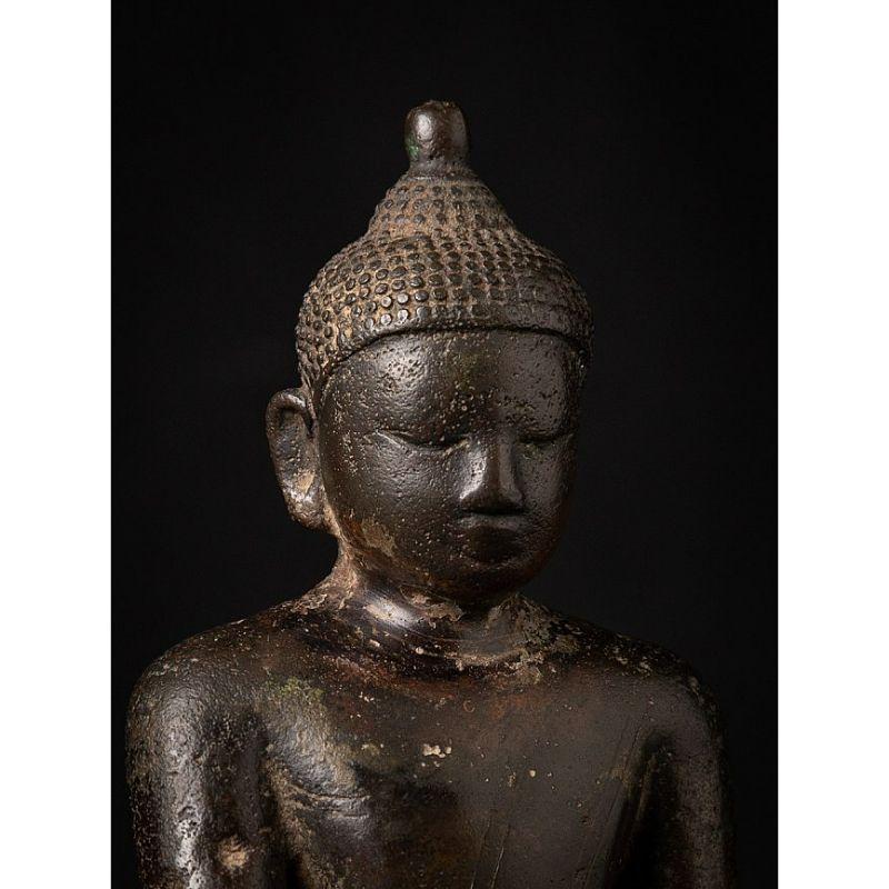 Eine ganz besondere burmesische Buddha-Statue aus Bronze aus Burma im Angebot 1