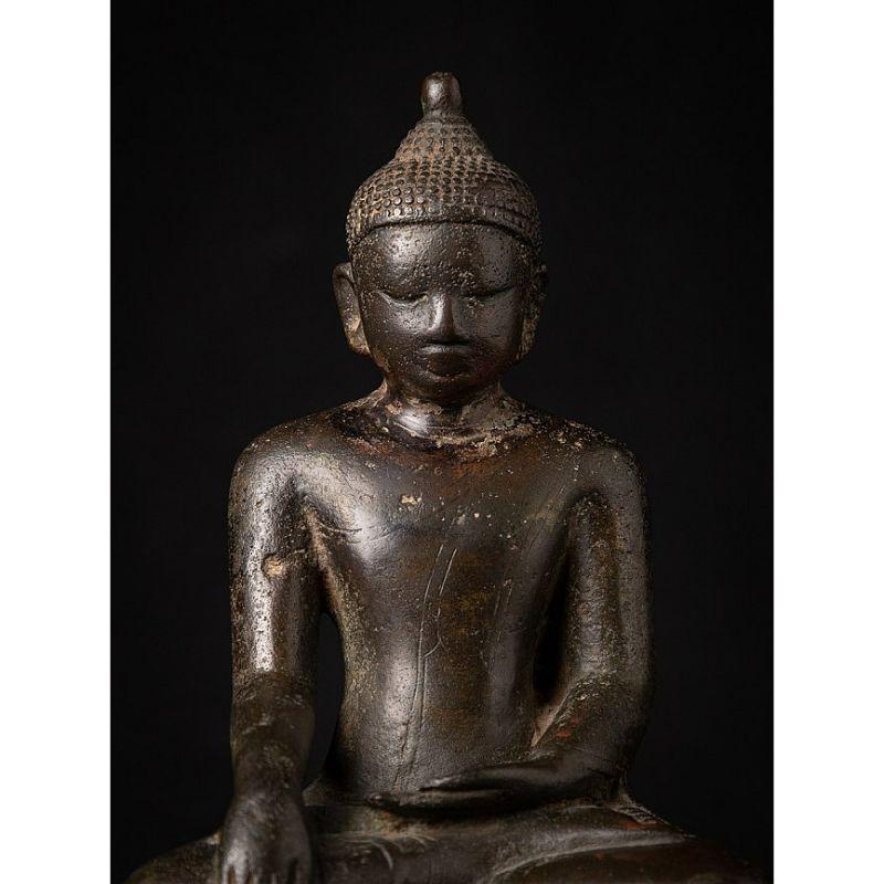 Eine ganz besondere burmesische Buddha-Statue aus Bronze aus Burma im Angebot 2