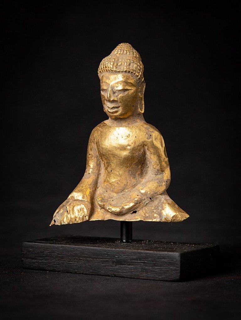 Material: Solid 24 krt. gold
Material: wood
10,1 cm high 
8,1 cm wide and 3,8 deep
Weight: 0.079 kgs
Size of just the golden statue : 8,5 cm high x 6,7 cm wide x 2,3 cm deep
Pyu style
Bhumisparsha mudra
Originating from Burma
7-9th