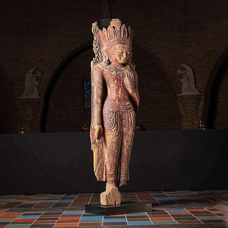 Très spécial, grande statue de Bouddha Bagan en bois ancien de Birmanie en vente 6