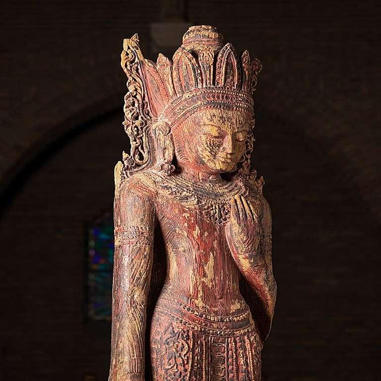 Très spécial, grande statue de Bouddha Bagan en bois ancien de Birmanie en vente 7