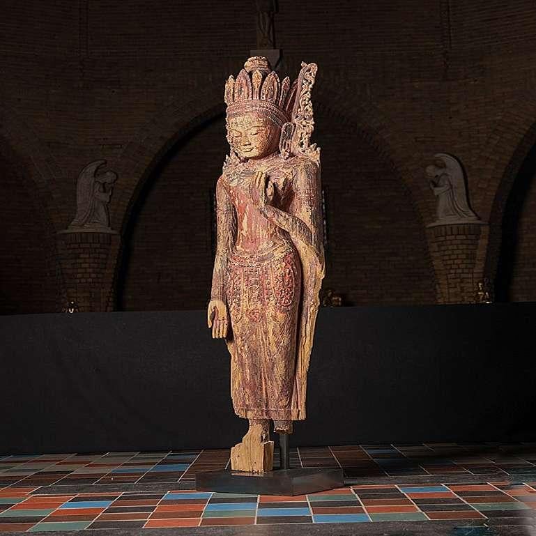 Bois Très spécial, grande statue de Bouddha Bagan en bois ancien de Birmanie en vente