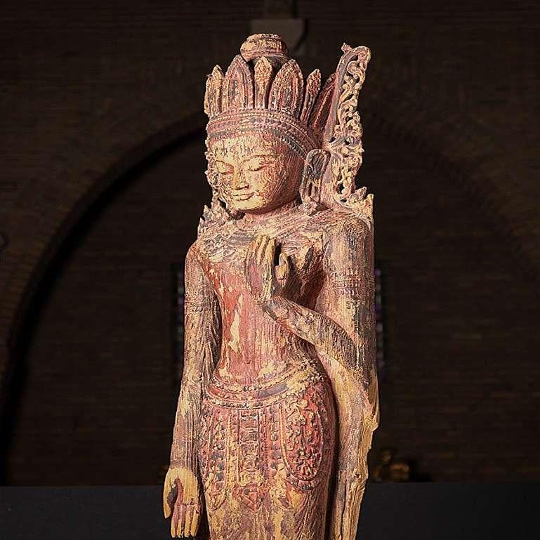 Très spécial, grande statue de Bouddha Bagan en bois ancien de Birmanie en vente 1