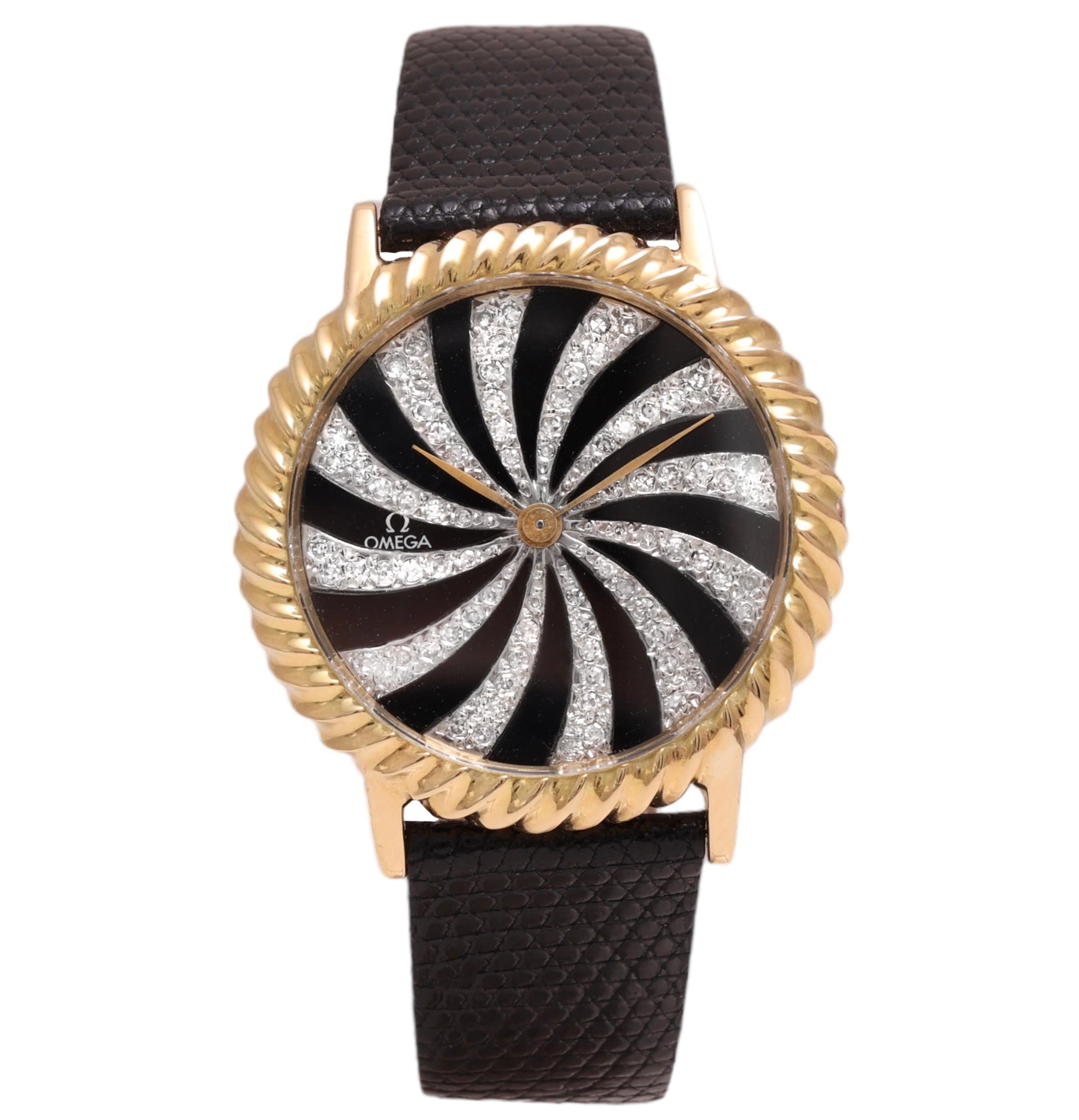 Sehr spezielle Omega-Armbanduhr in 18 kt. Gelbgold

Uhrwerk : Mechanischer Handaufzug Omega Cal. 625

Gehäuse: 18 kt. Gelbgold Aftermarket Spezialgehäuse, nicht signiert Omega, Durchmesser 32,5 mm Dicke 6,5 mm

Zifferblatt: Schwarzes und