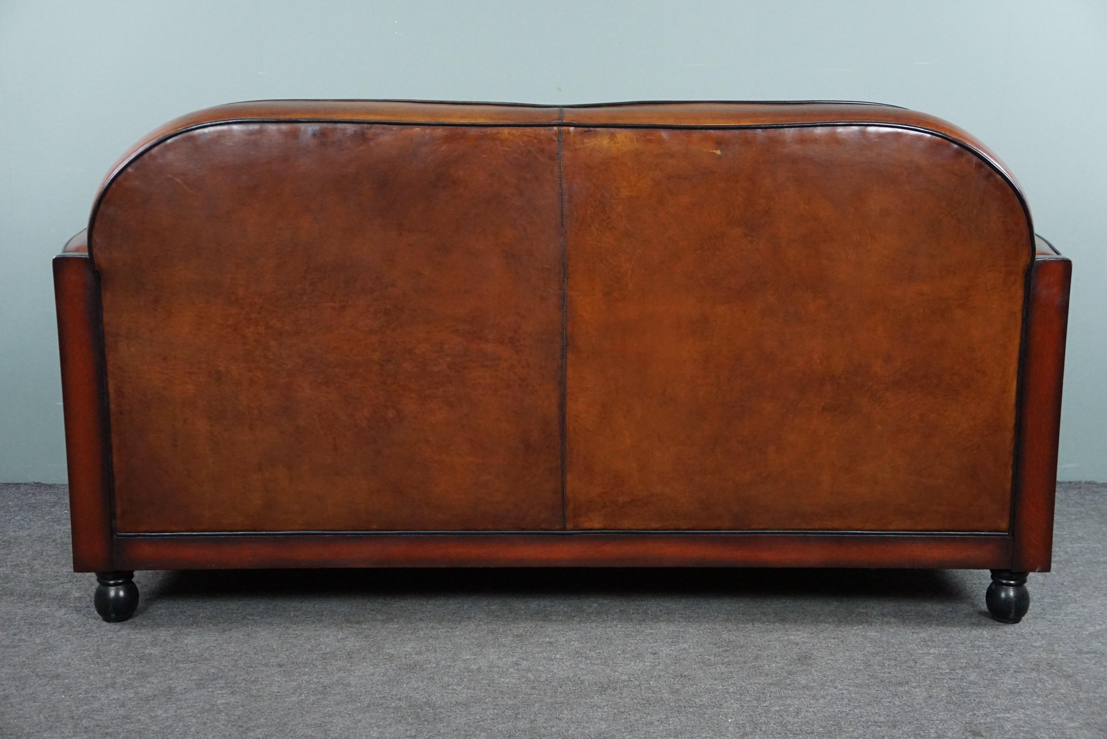 Sehr auffälliges Art-Déco-Sofa aus Schafsfell mit 2,5 Sitzen (Niederländisch) im Angebot