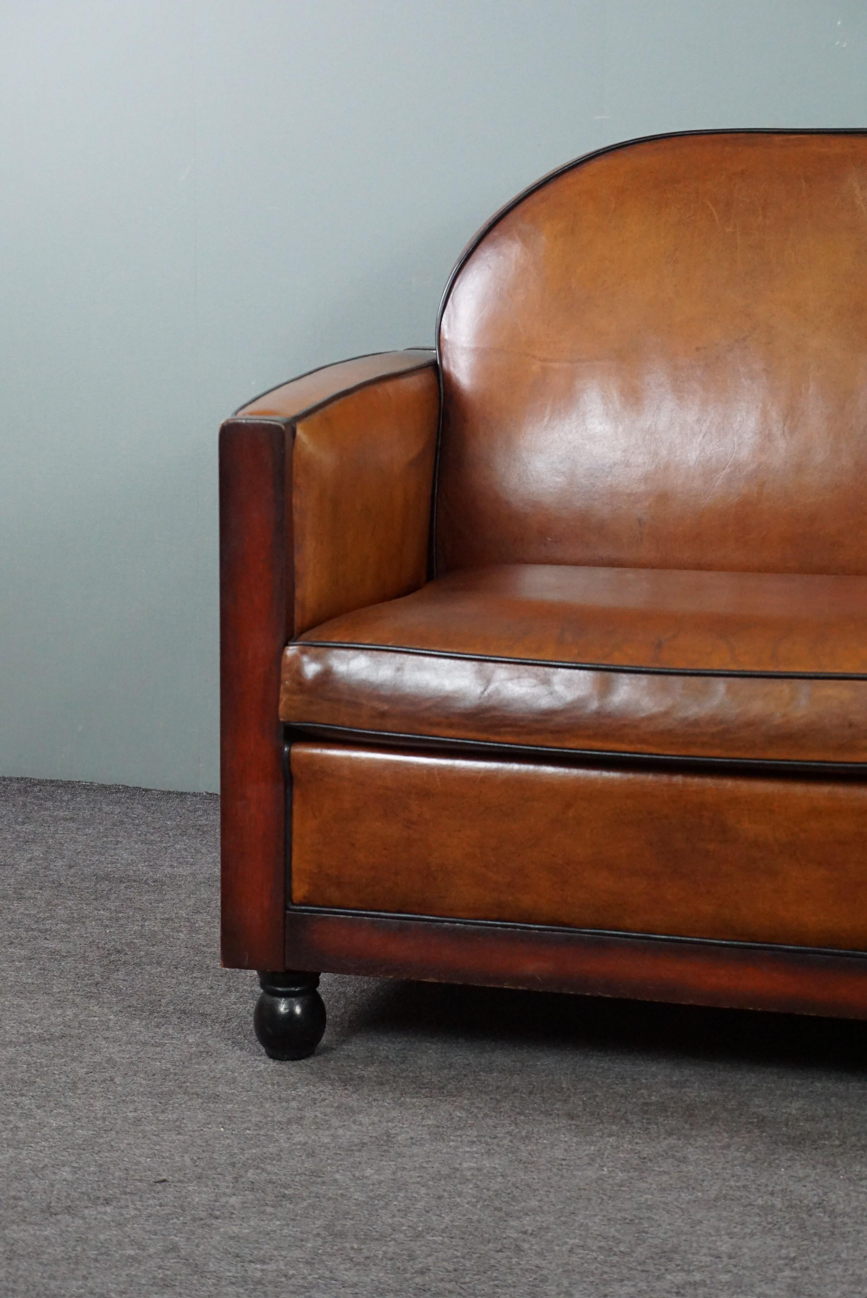 Sehr auffälliges Art-Déco-Sofa aus Schafsfell mit 2,5 Sitzen im Zustand „Gut“ im Angebot in Harderwijk, NL