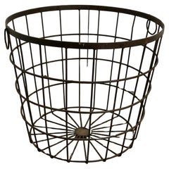 Panier à bûches en fer d'aspect industriel très solide  Un bon transporteur de bûches en métal solide