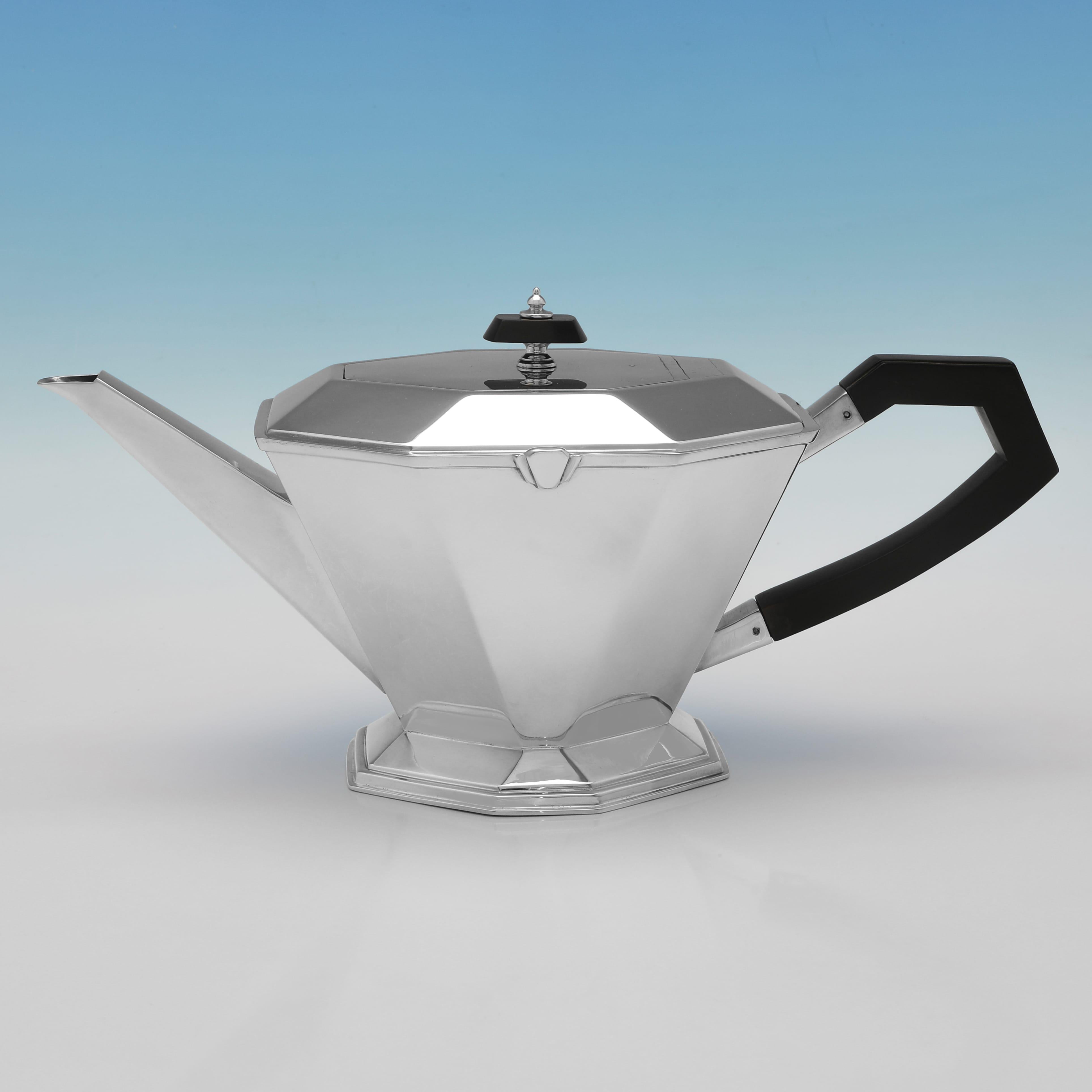 Ce magnifique service à thé Art déco en argent massif de trois pièces a été fabriqué en 1937 par les célèbres orfèvres britanniques Lee & Wigfull. Avec un design géométrique audacieux, des lignes angulaires nettes et une élégante finition à