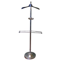 Elegante valletto da uomo cromato, appendiabiti e manichino