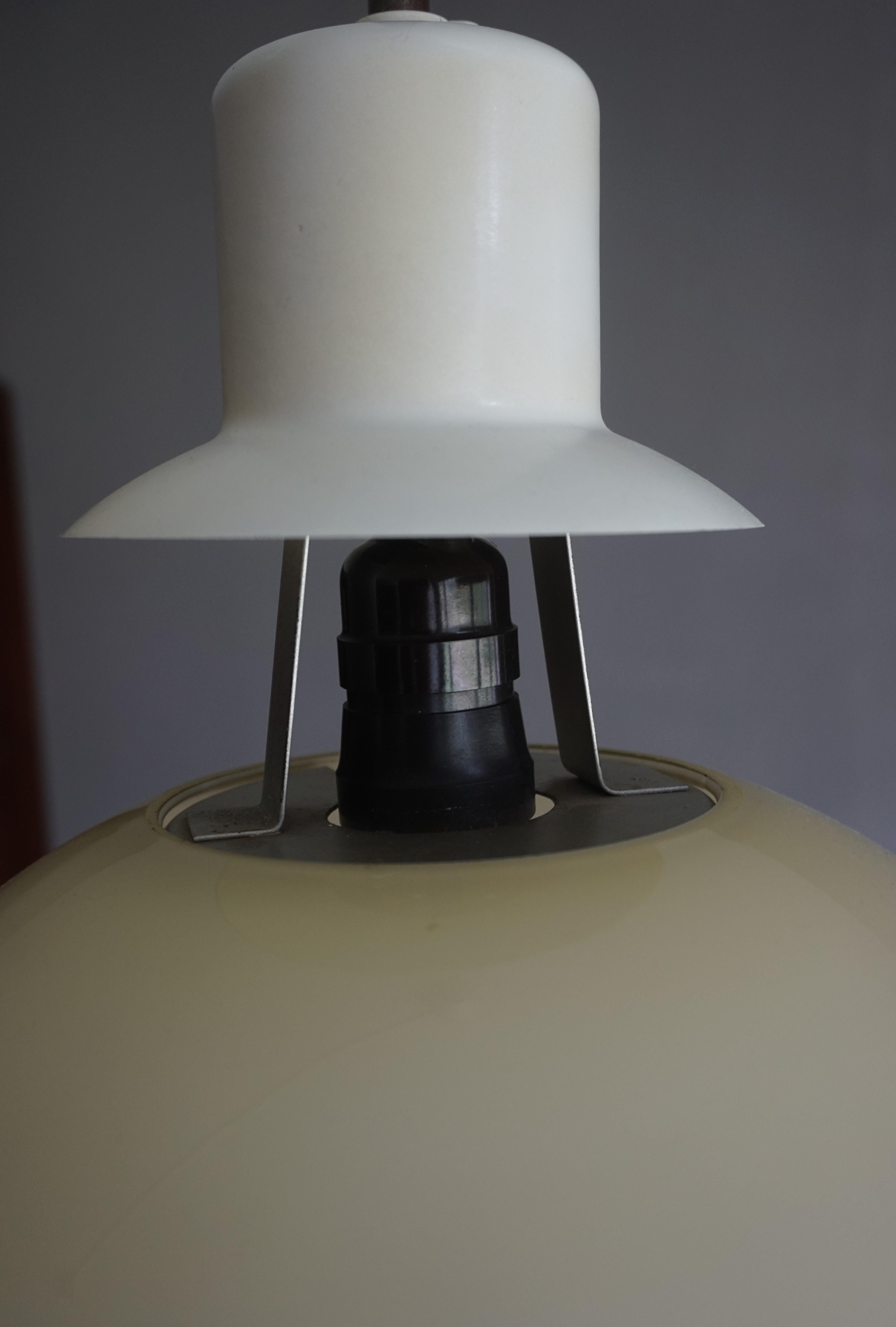 Très élégante lampe à suspension moderne du milieu du siècle dernier en bakélite blanche et verre opalin en vente 9