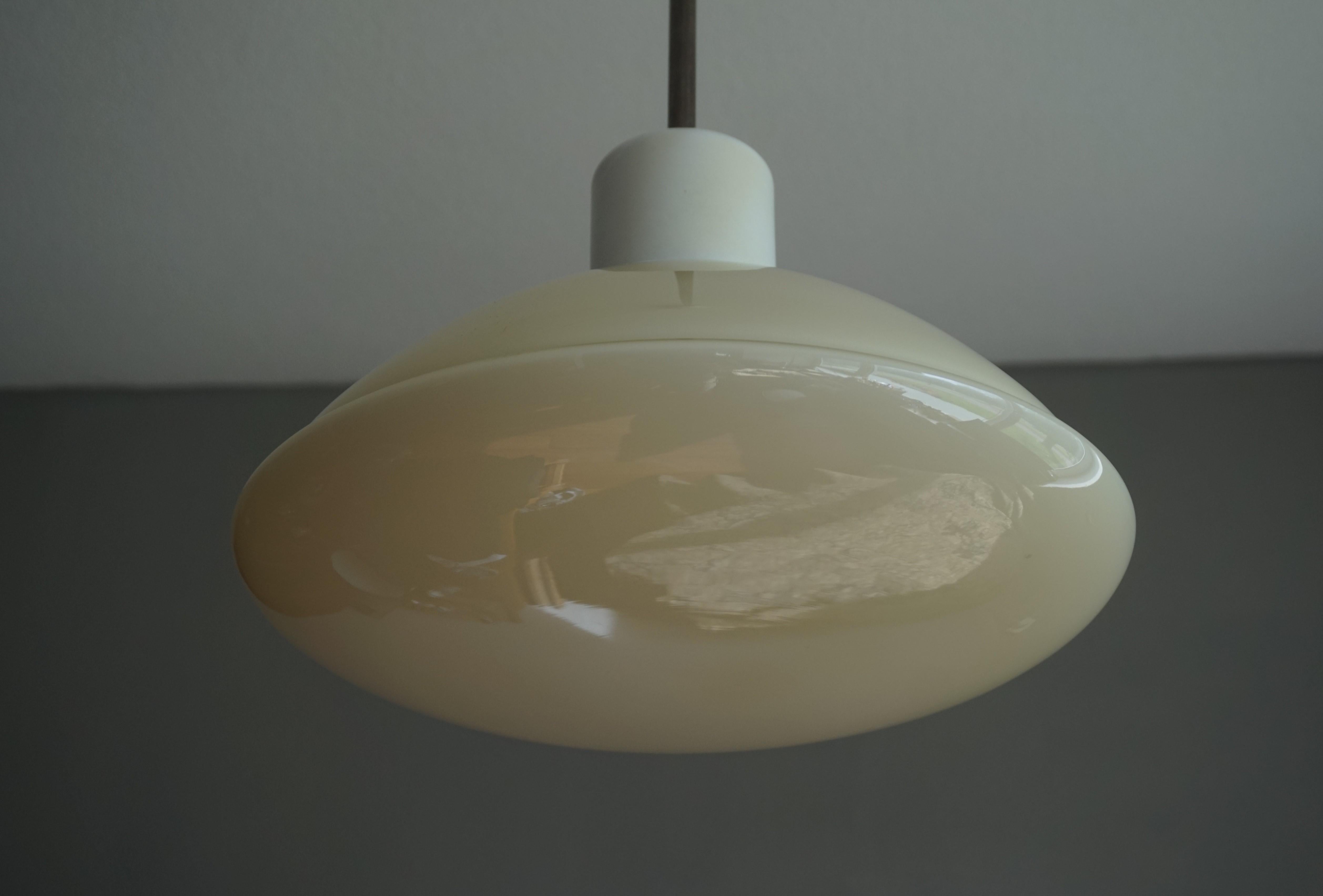 Très élégante lampe à suspension moderne du milieu du siècle dernier en bakélite blanche et verre opalin en vente 2